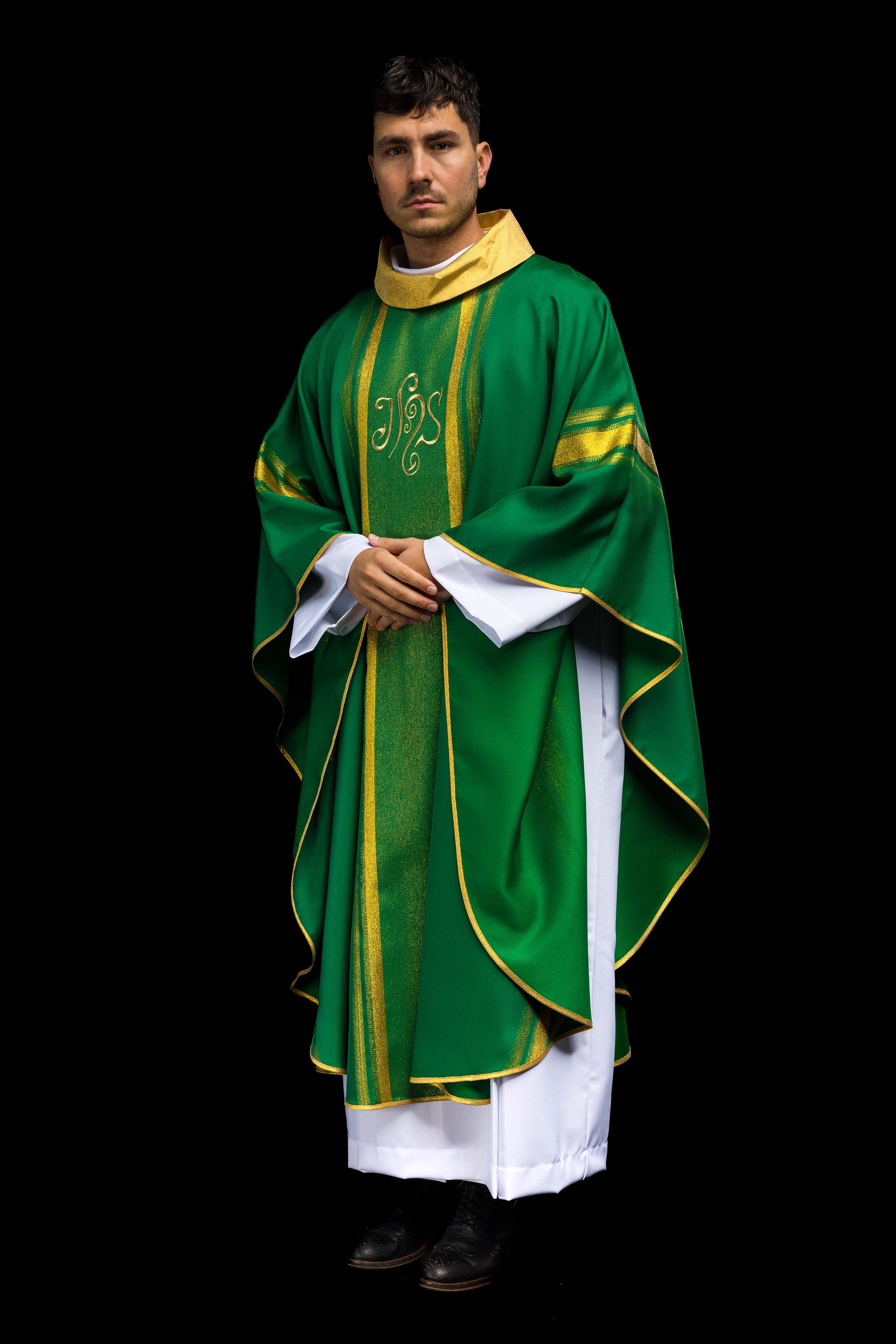 Chasuble brodée verte avec motif IHS avec dorure