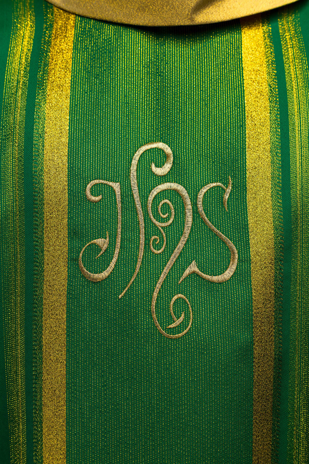 Chasuble brodée verte avec motif IHS avec dorure