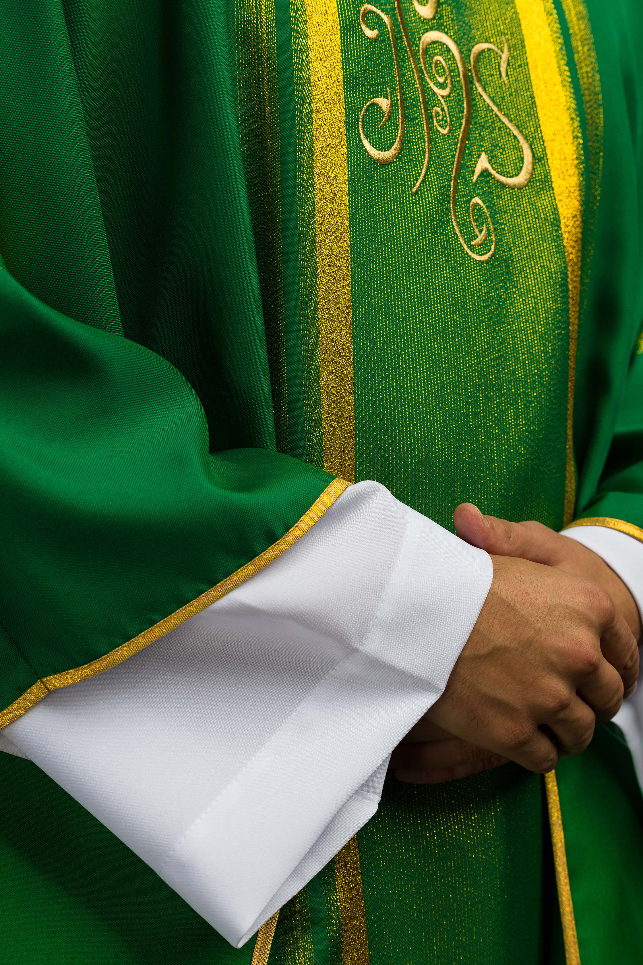 Chasuble brodée verte avec motif IHS avec dorure