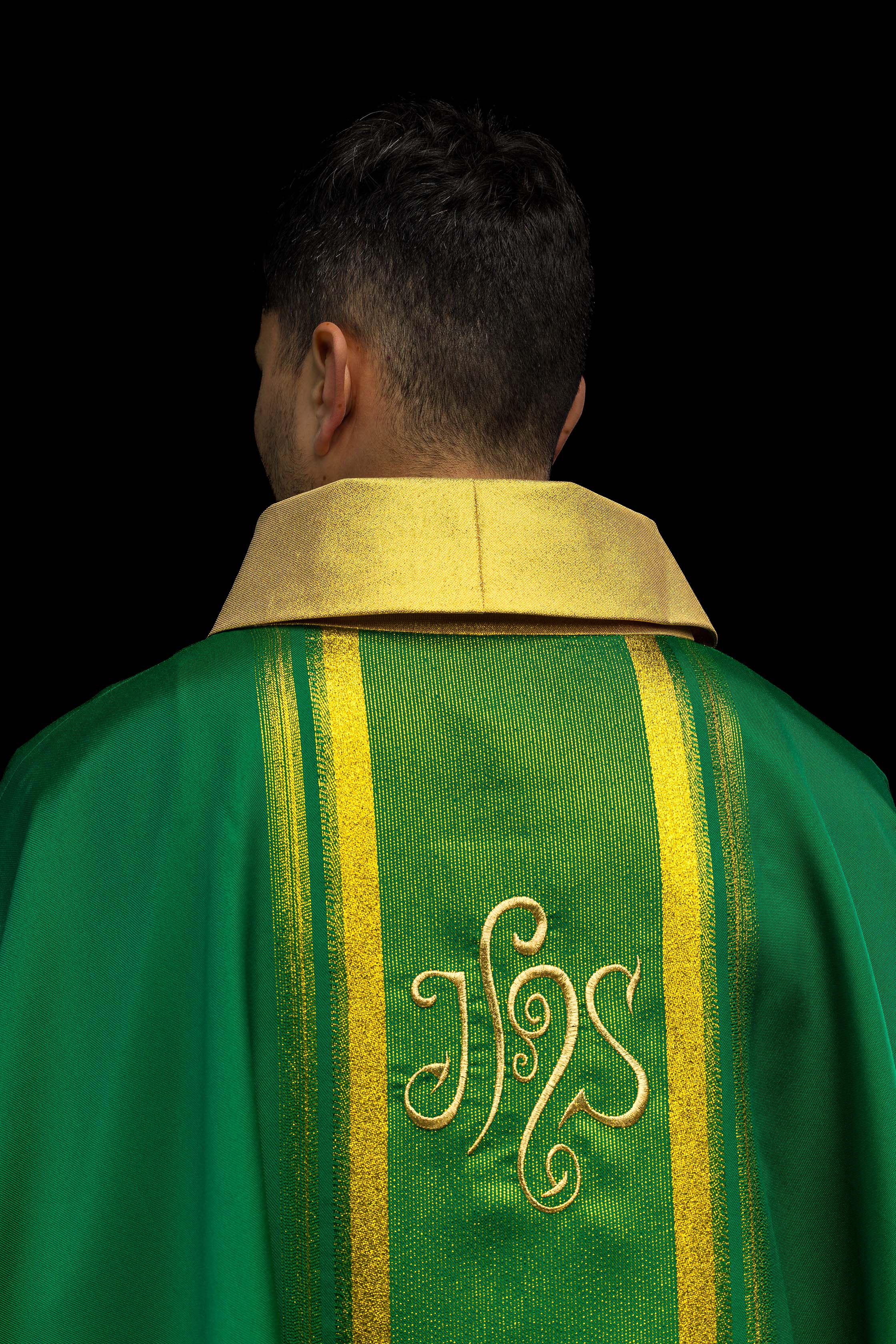 Chasuble brodée verte avec motif IHS avec dorure