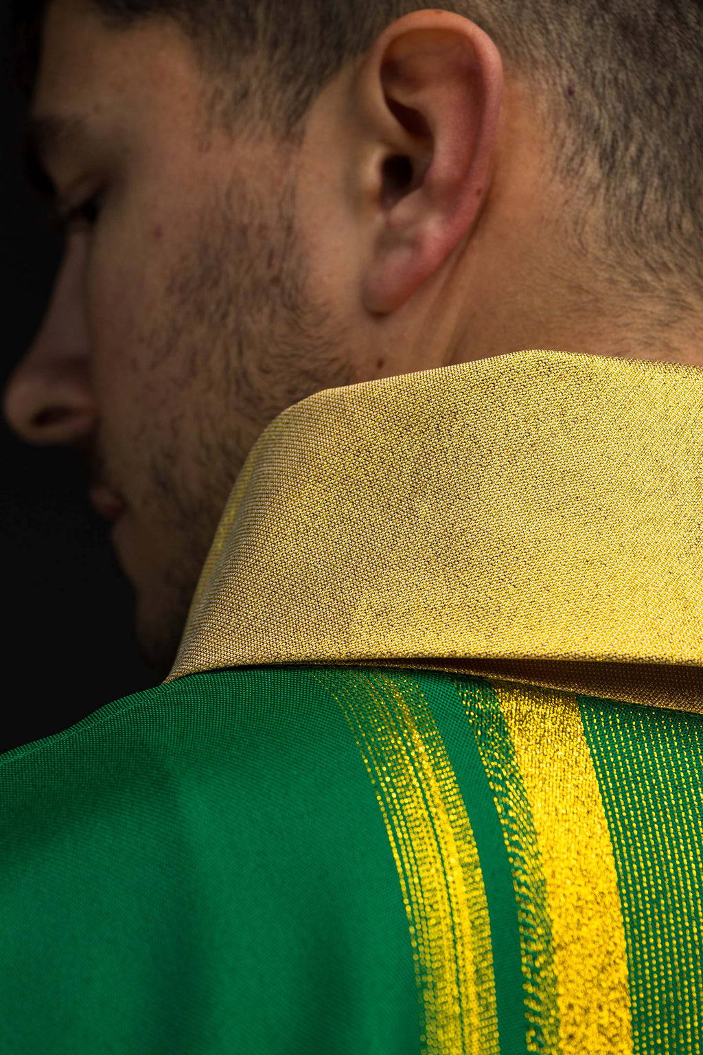 Chasuble brodée verte avec motif IHS avec dorure