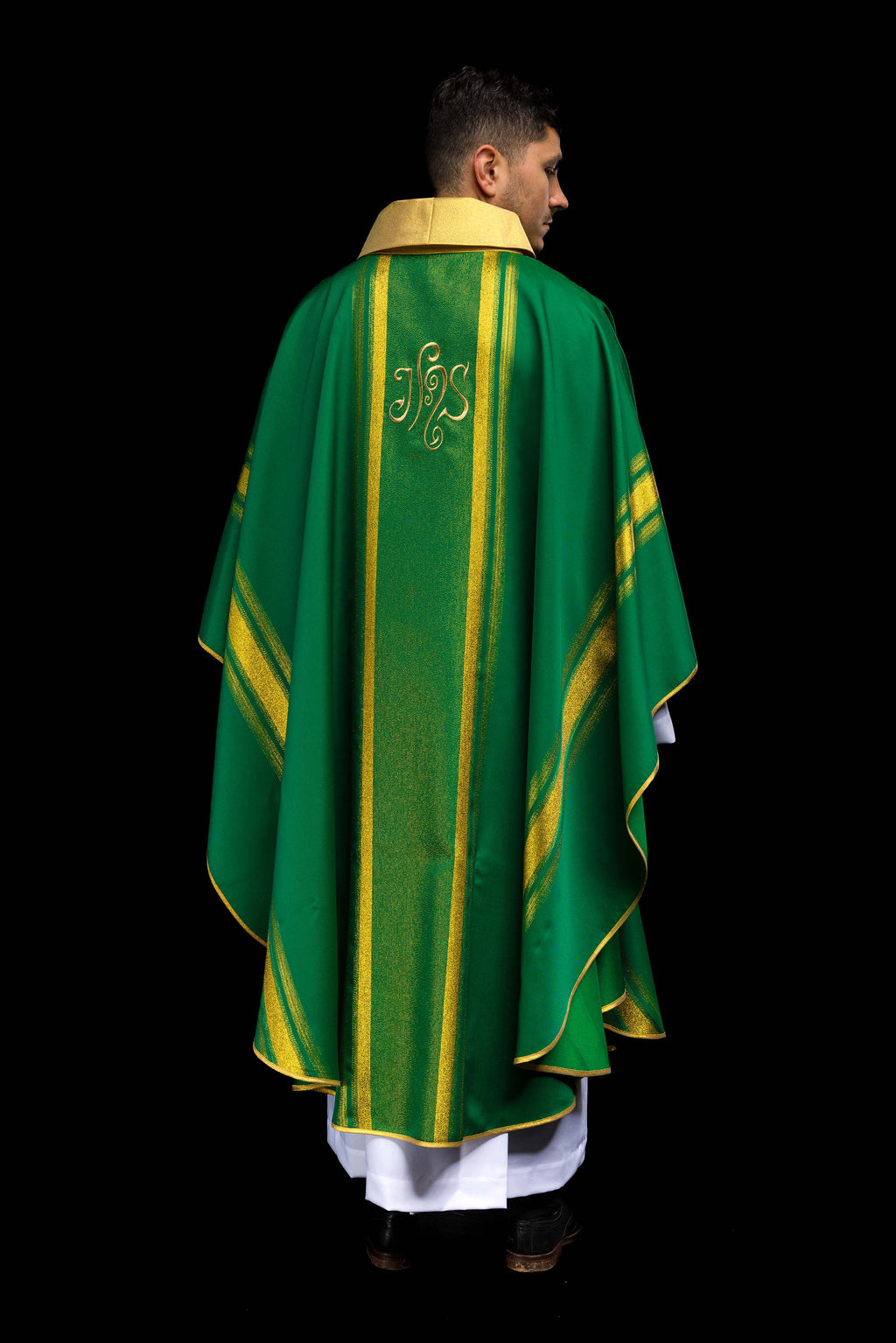 Chasuble brodée verte avec motif IHS avec dorure
