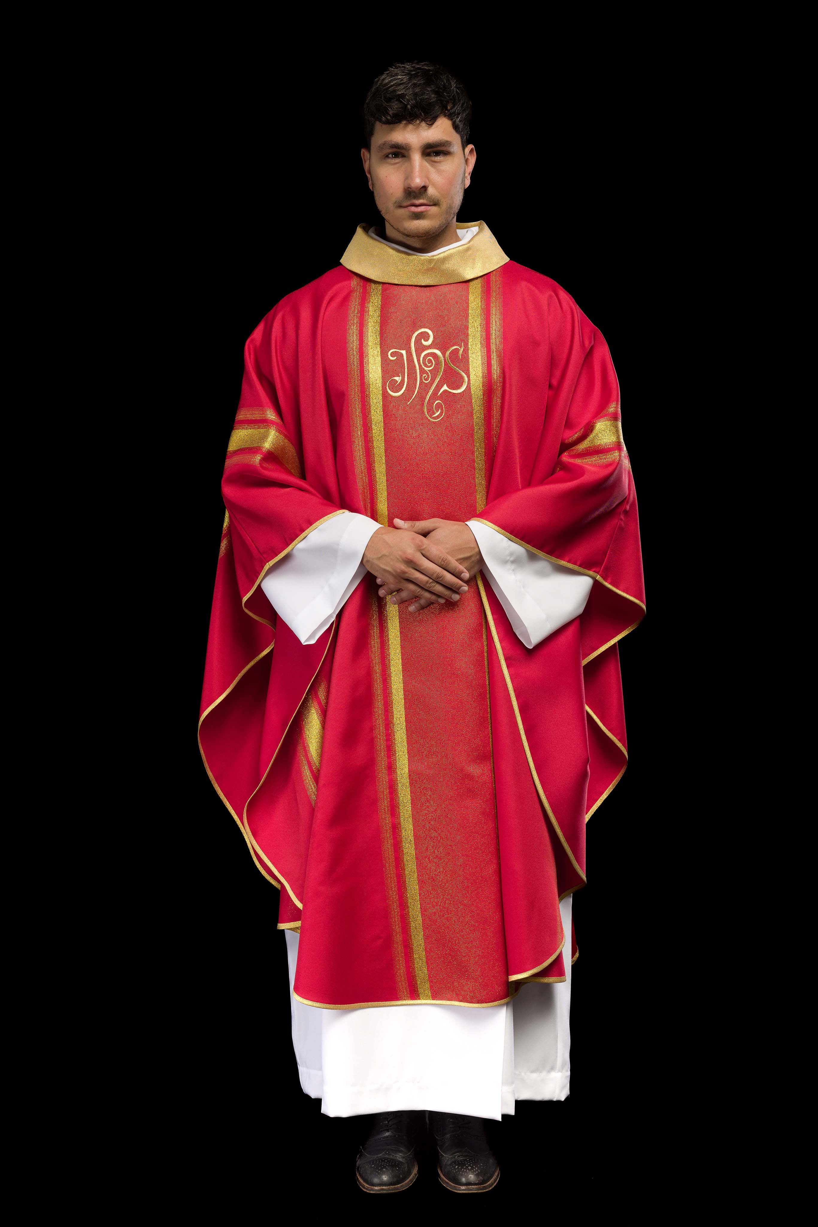 Chasuble brodée rouge avec motif IHS avec dorure