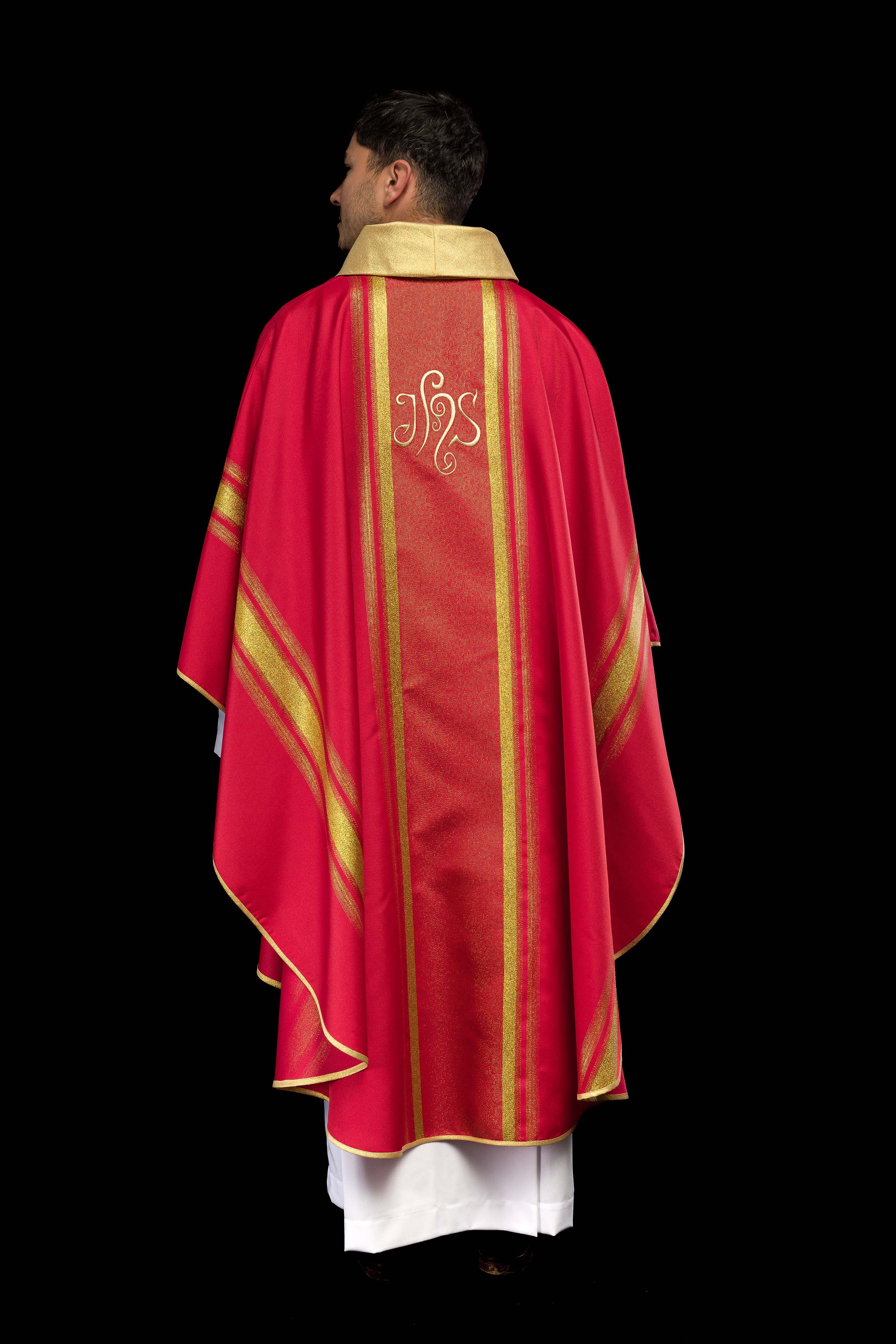 Chasuble brodée rouge avec motif IHS avec dorure