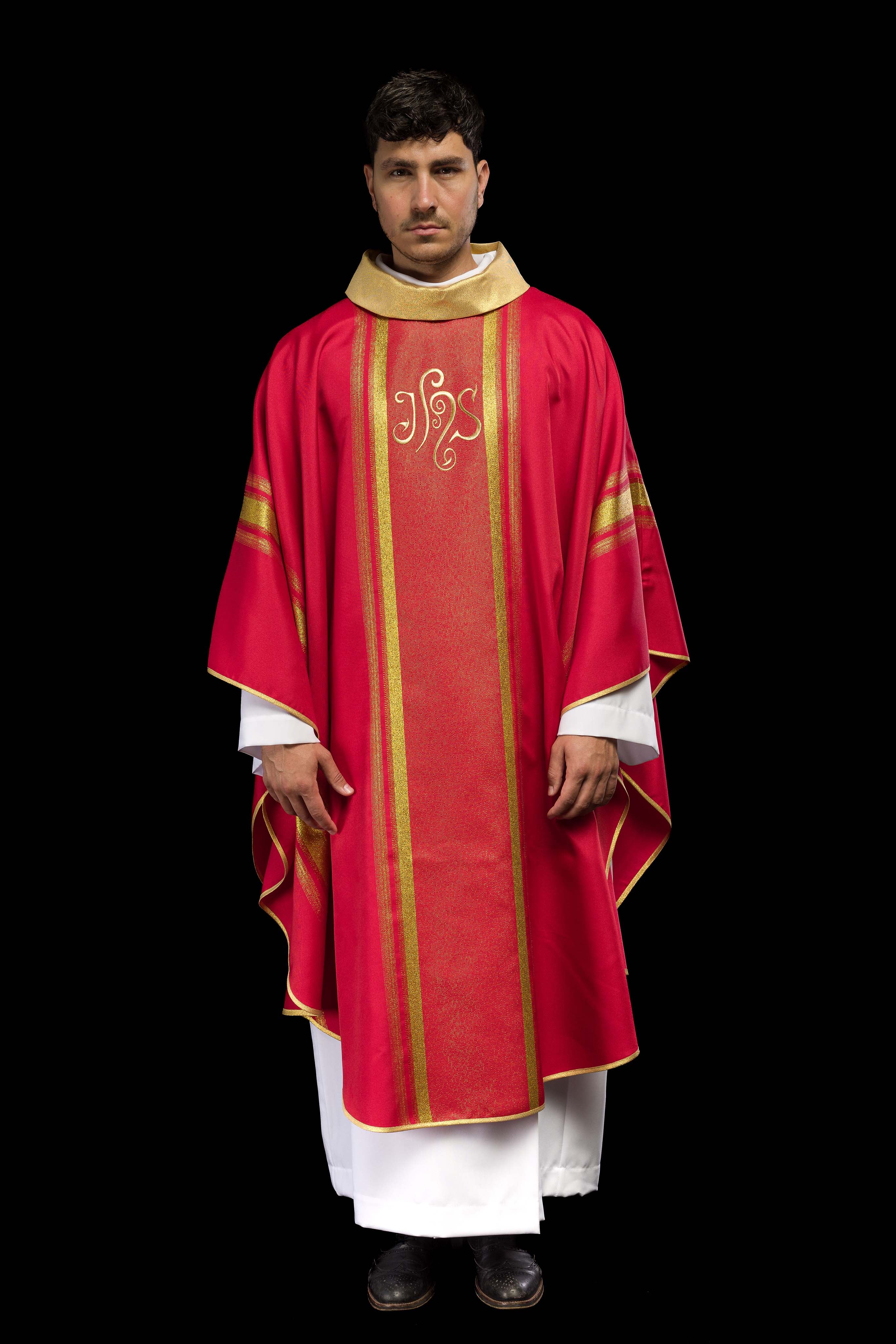 Chasuble brodée rouge avec motif IHS avec dorure