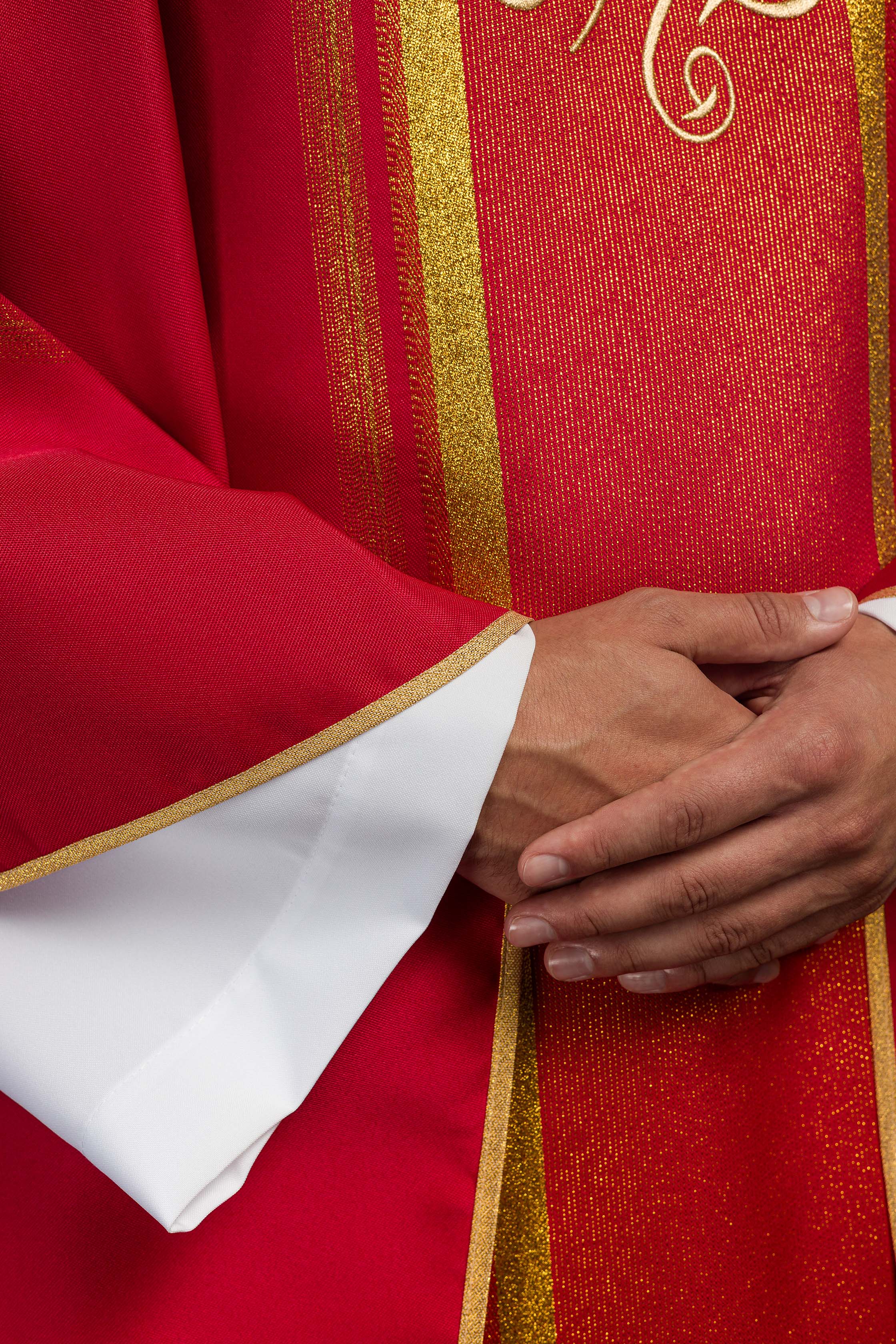 Chasuble brodée rouge avec motif IHS avec dorure