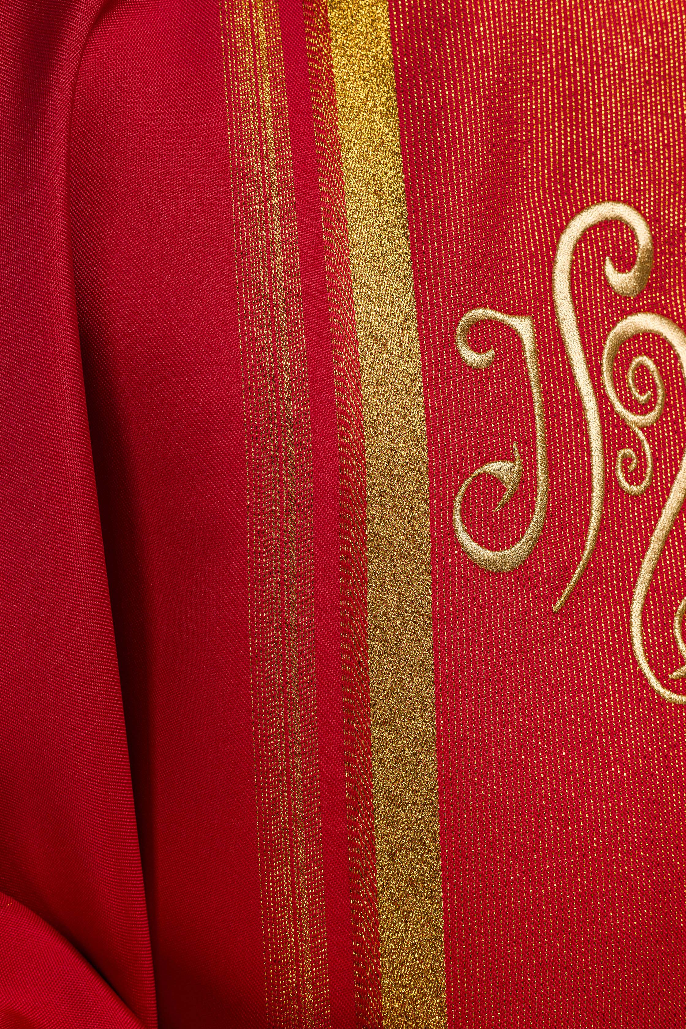 Chasuble brodée rouge avec motif IHS avec dorure