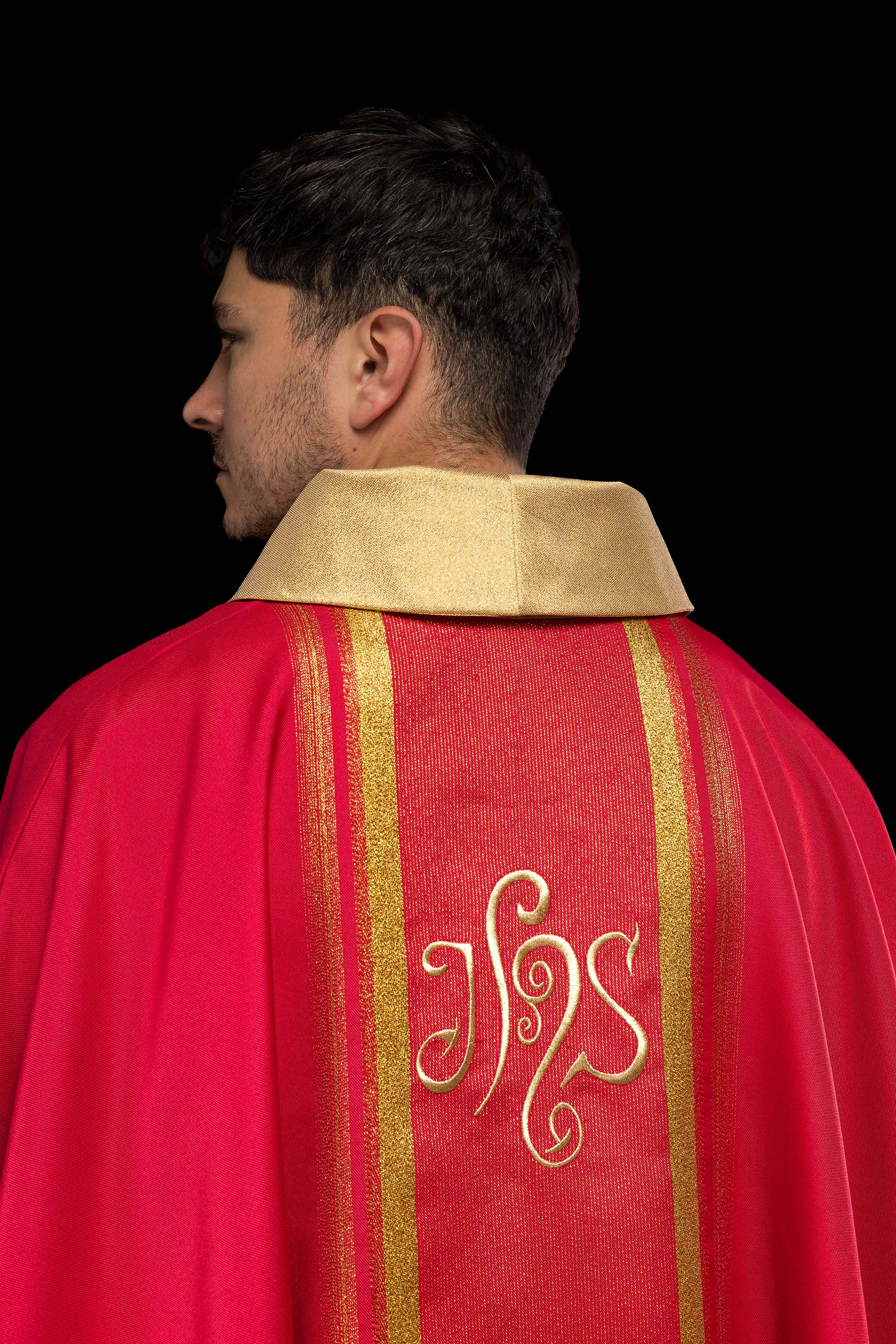 Chasuble brodée rouge avec motif IHS avec dorure