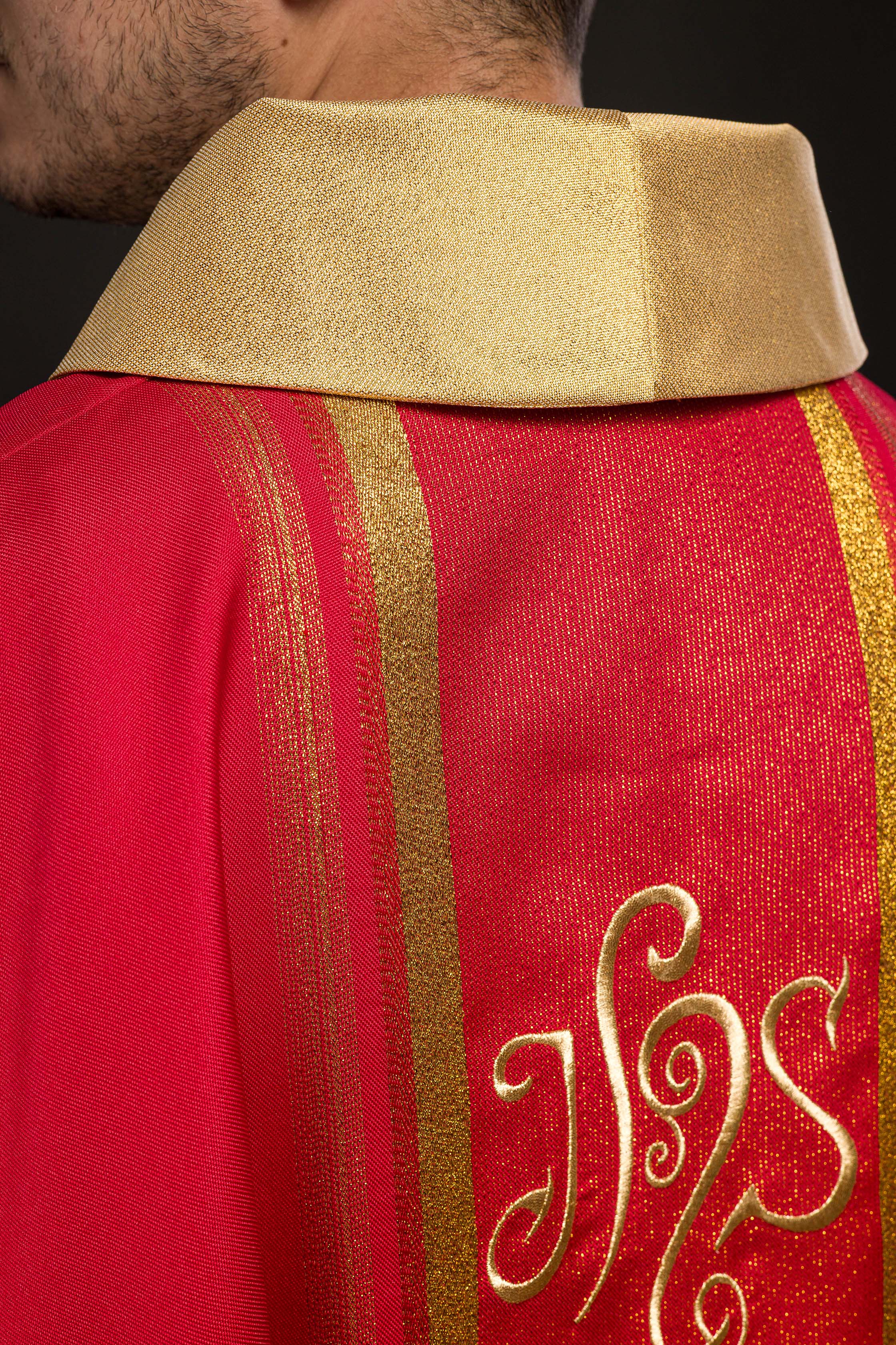 Chasuble brodée rouge avec motif IHS avec dorure