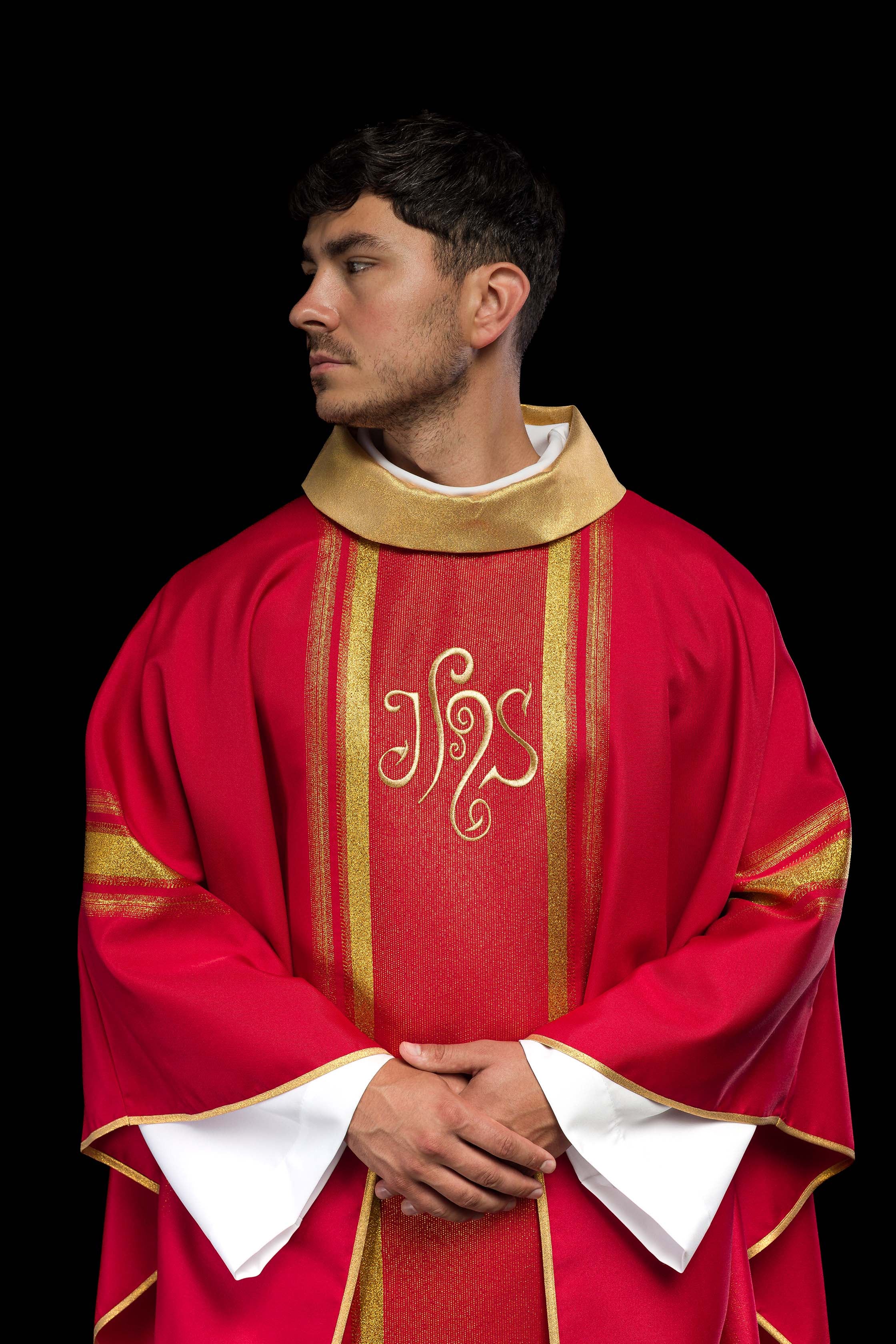 Chasuble brodée rouge avec motif IHS avec dorure