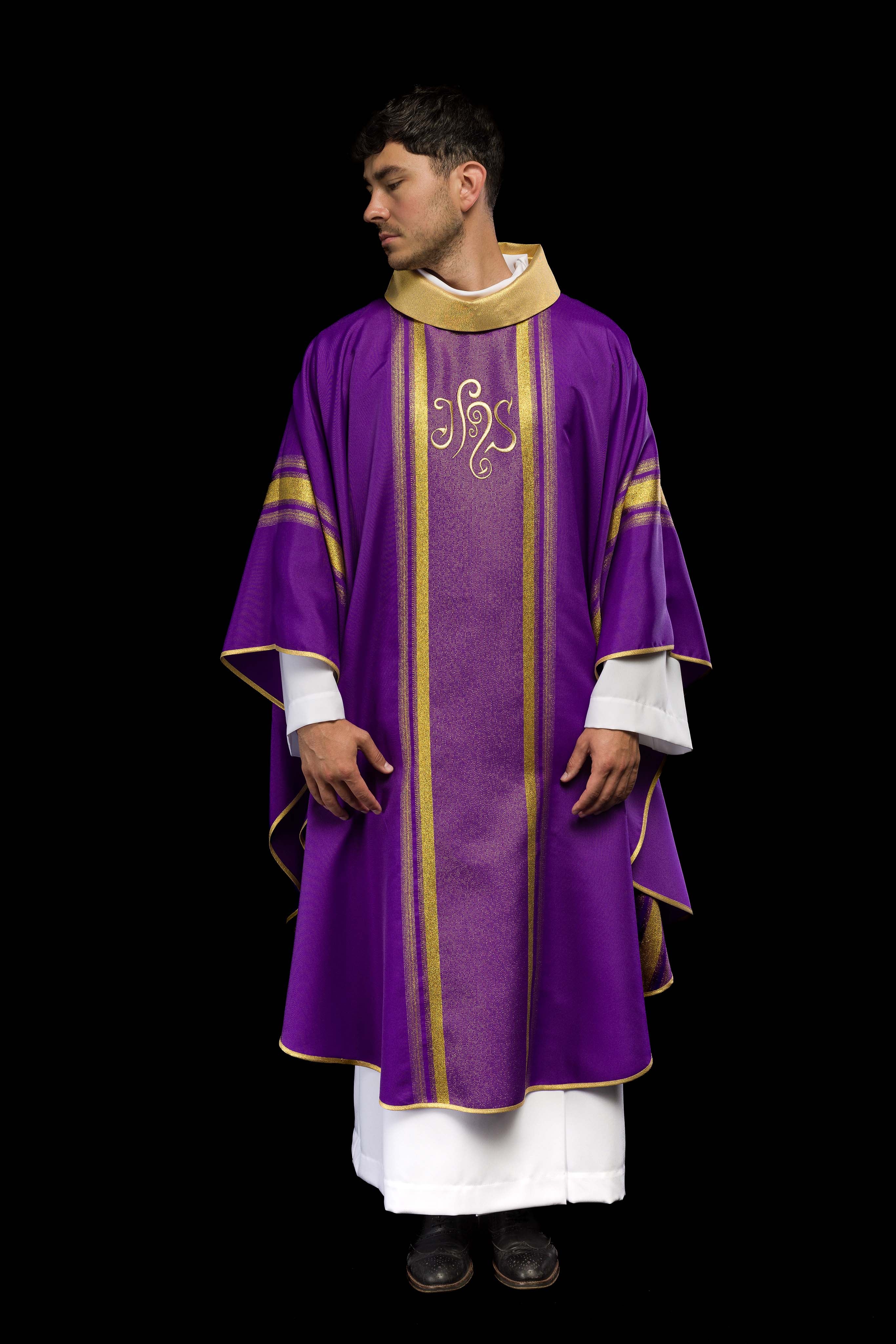 Chasuble brodée en violet avec motif IHS avec dorure