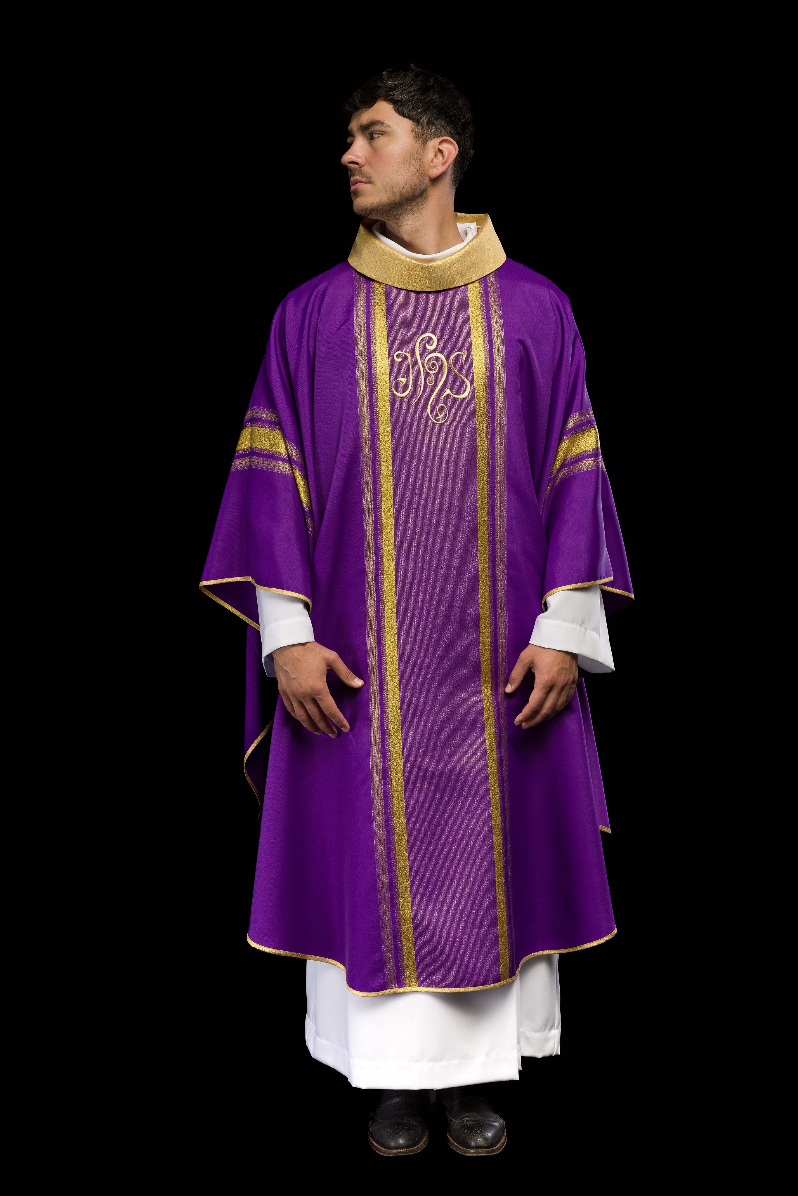 Chasuble brodée en violet avec motif IHS avec dorure