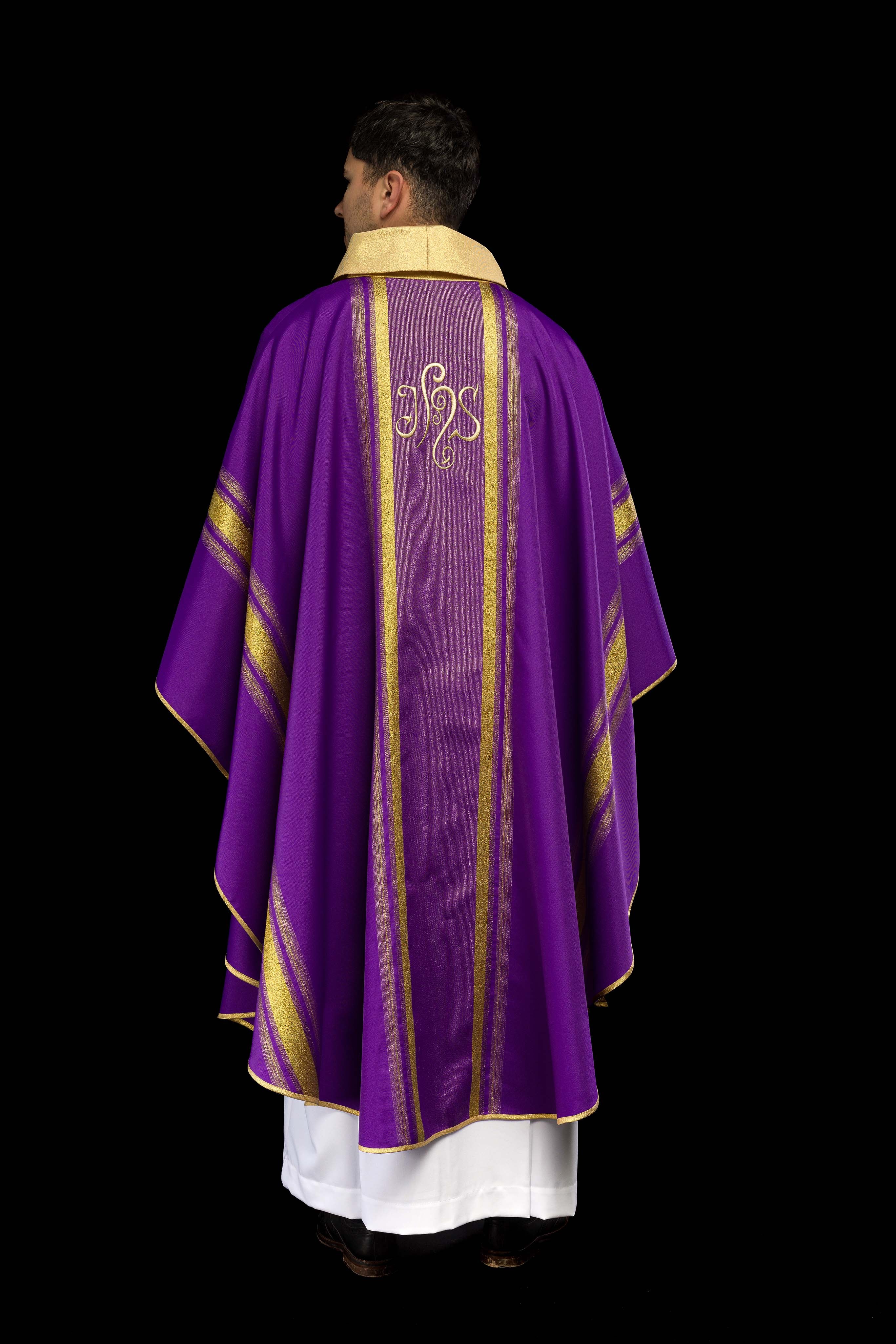 Chasuble brodée en violet avec motif IHS avec dorure