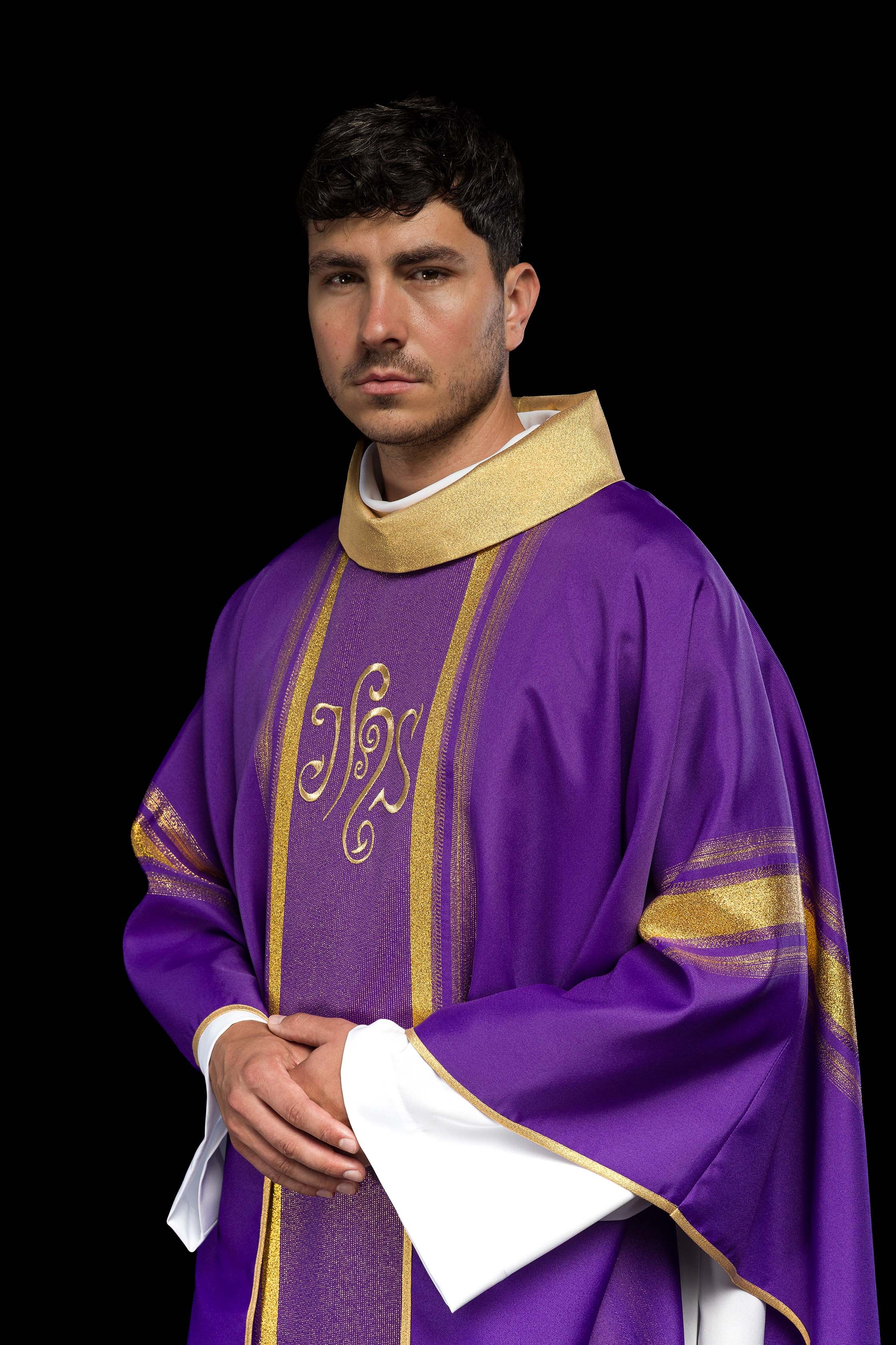 Chasuble brodée en violet avec motif IHS avec dorure