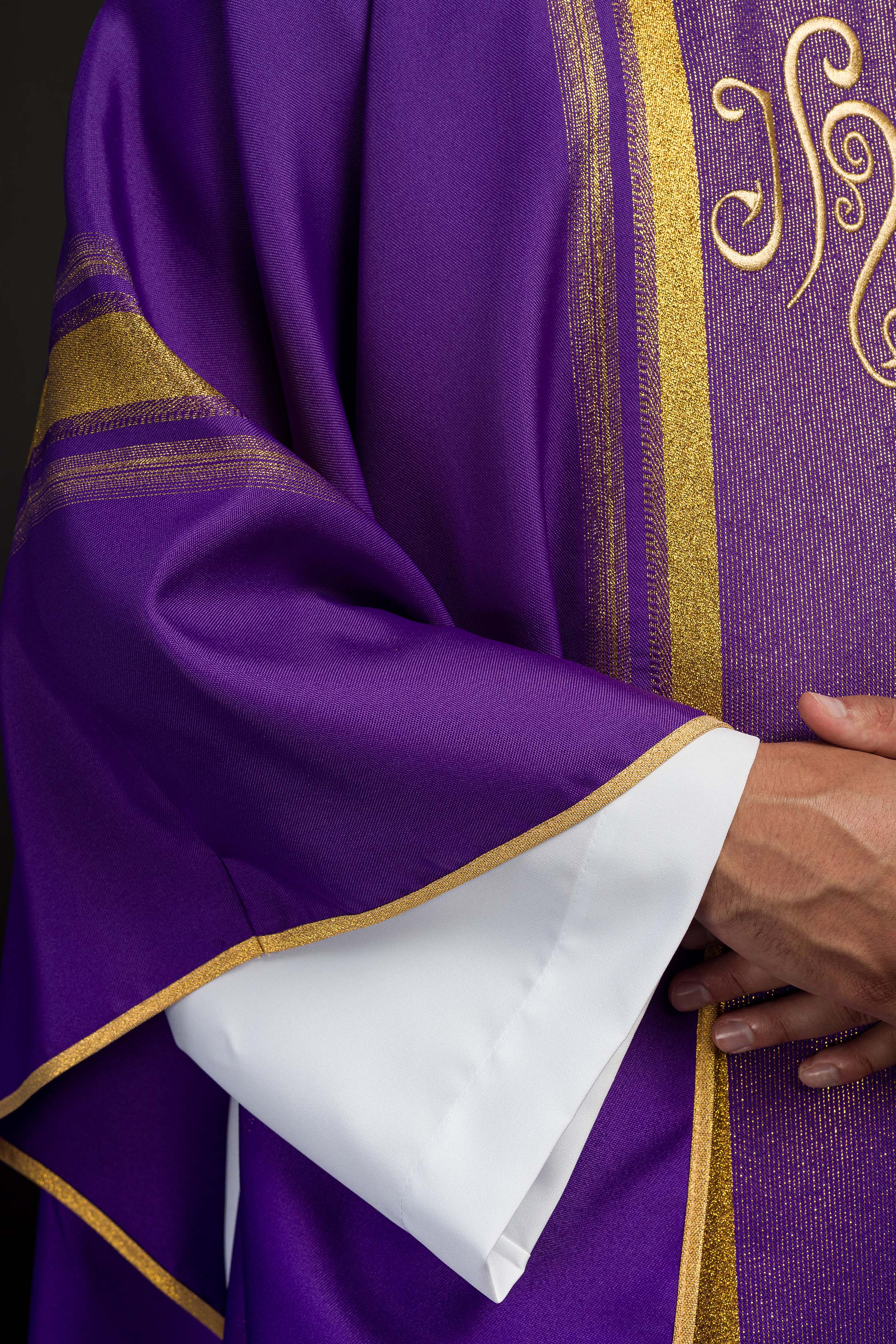 Chasuble brodée en violet avec motif IHS avec dorure