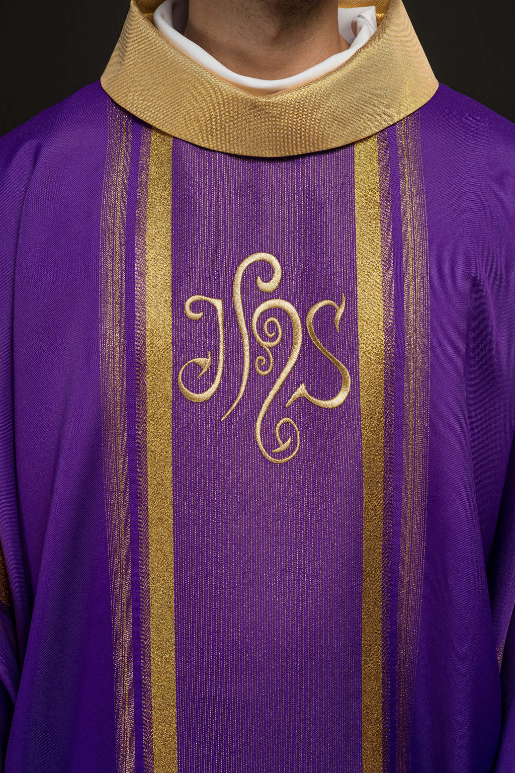 Chasuble brodée en violet avec motif IHS avec dorure