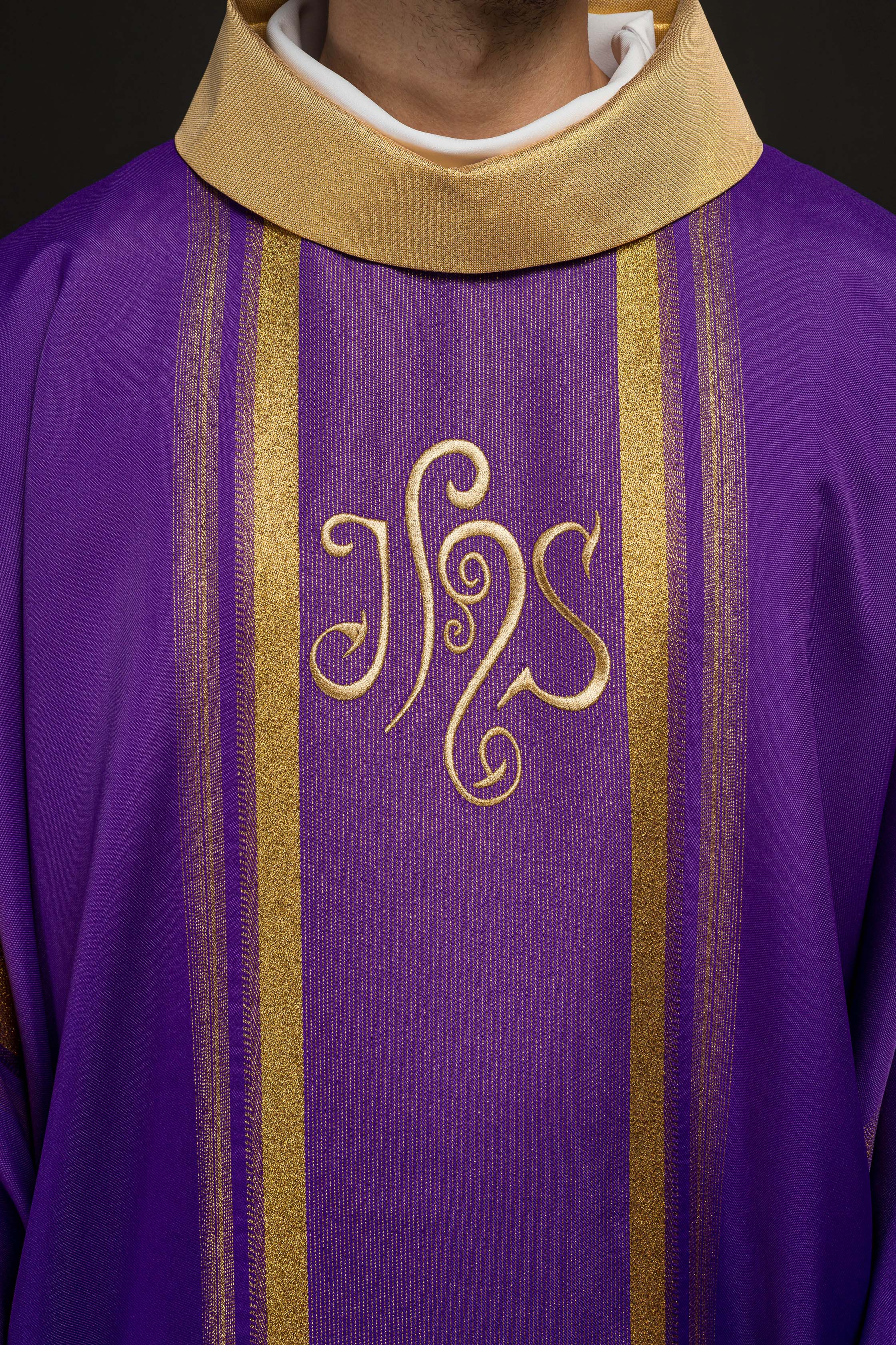 Chasuble brodée en violet avec motif IHS avec dorure