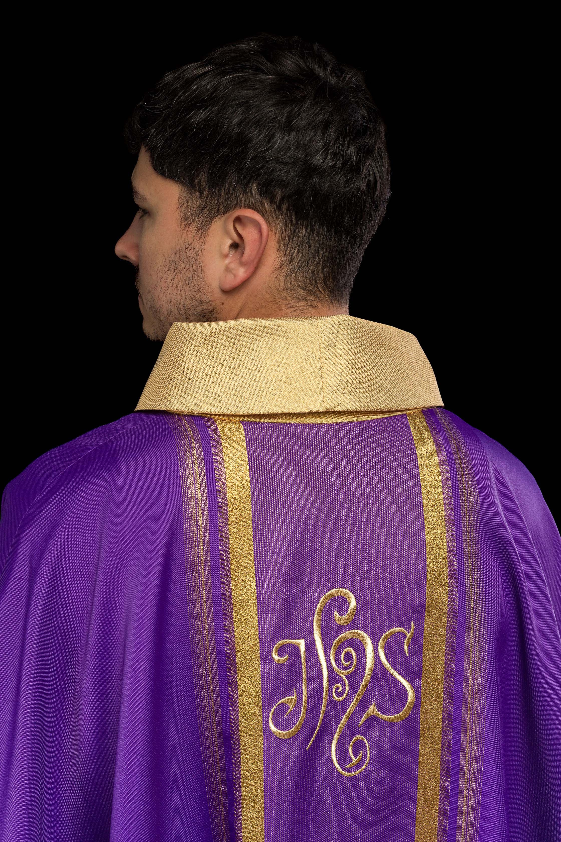 Chasuble brodée en violet avec motif IHS avec dorure