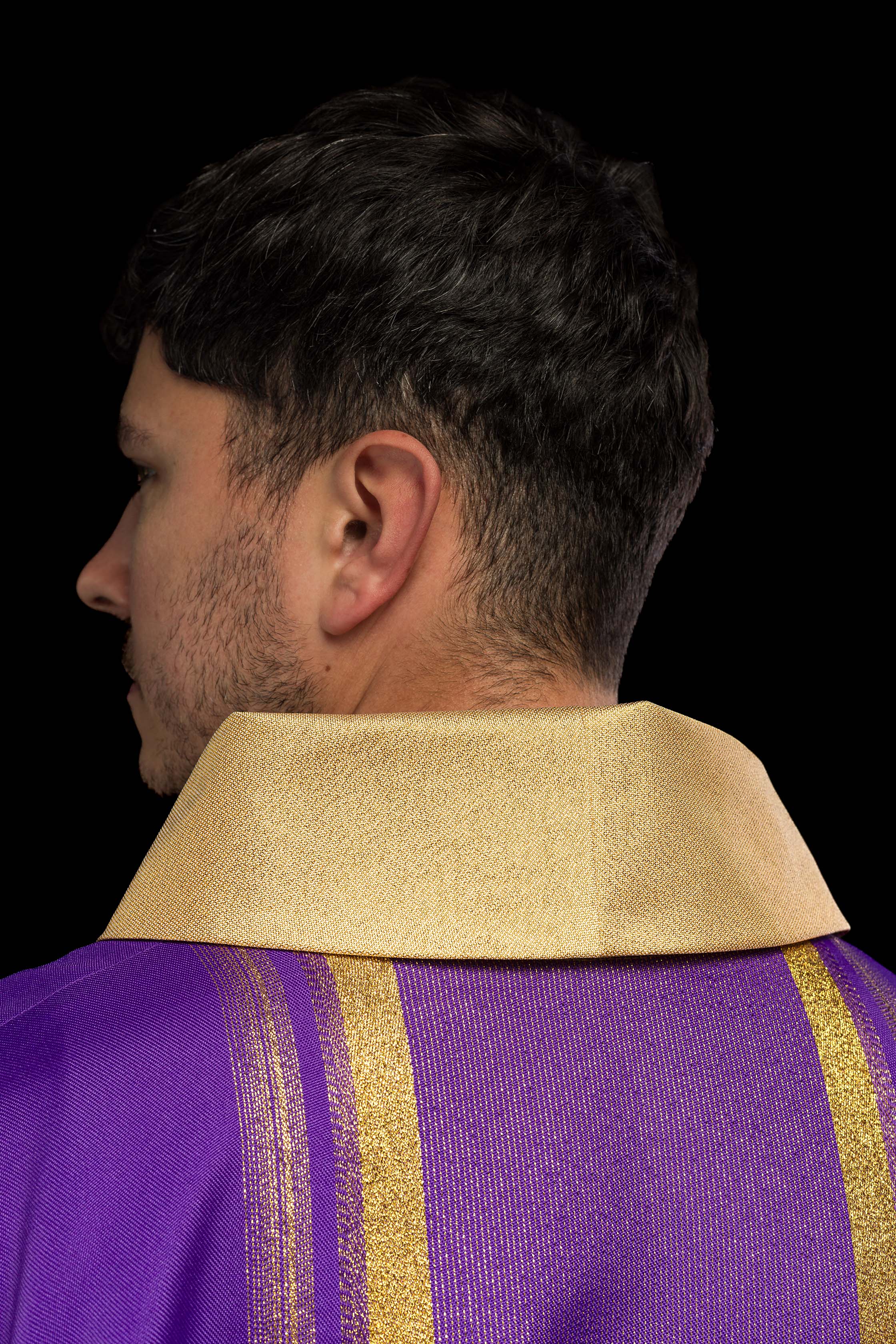 Chasuble brodée en violet avec motif IHS avec dorure