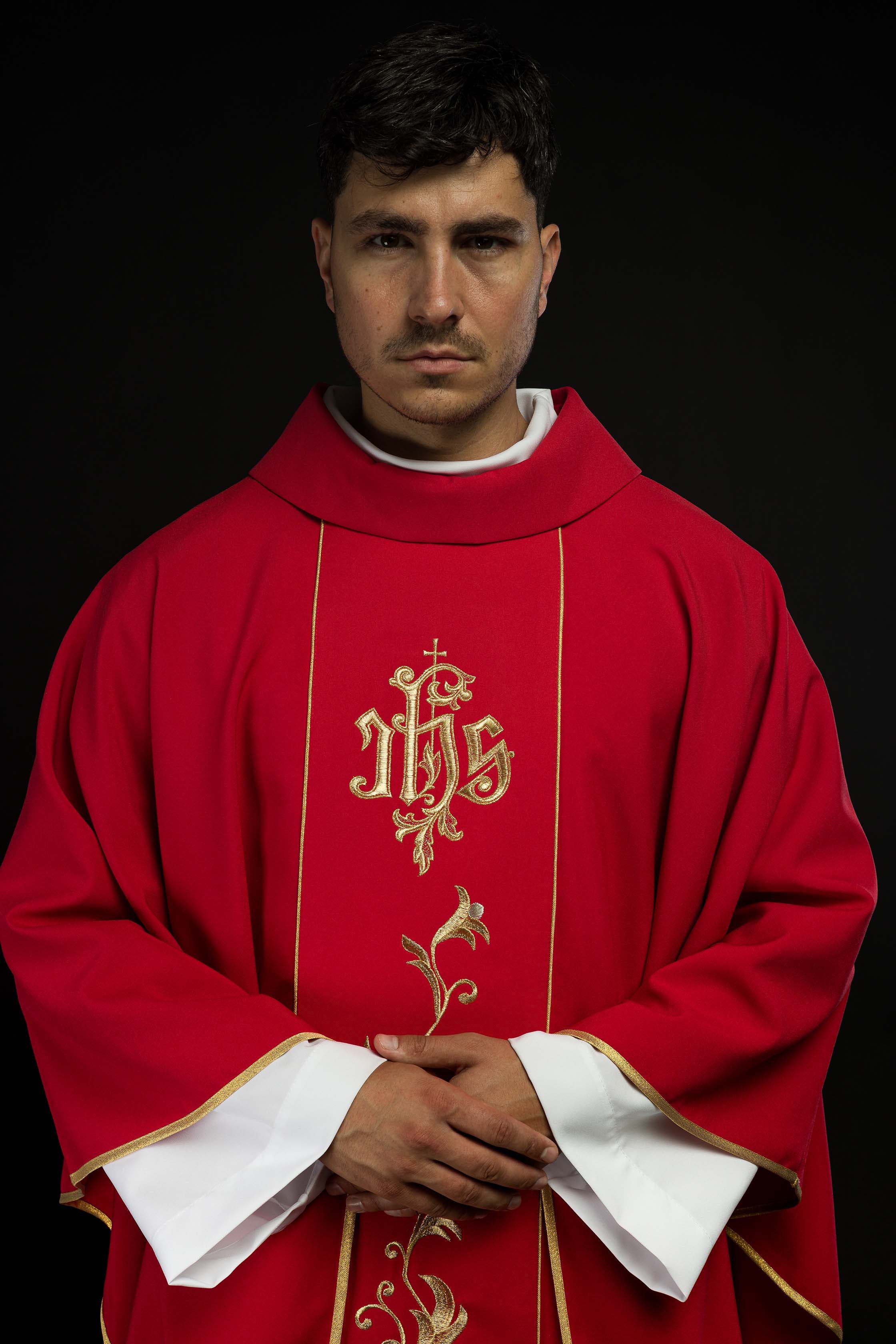 Chasuble brodée IHS avec ornements