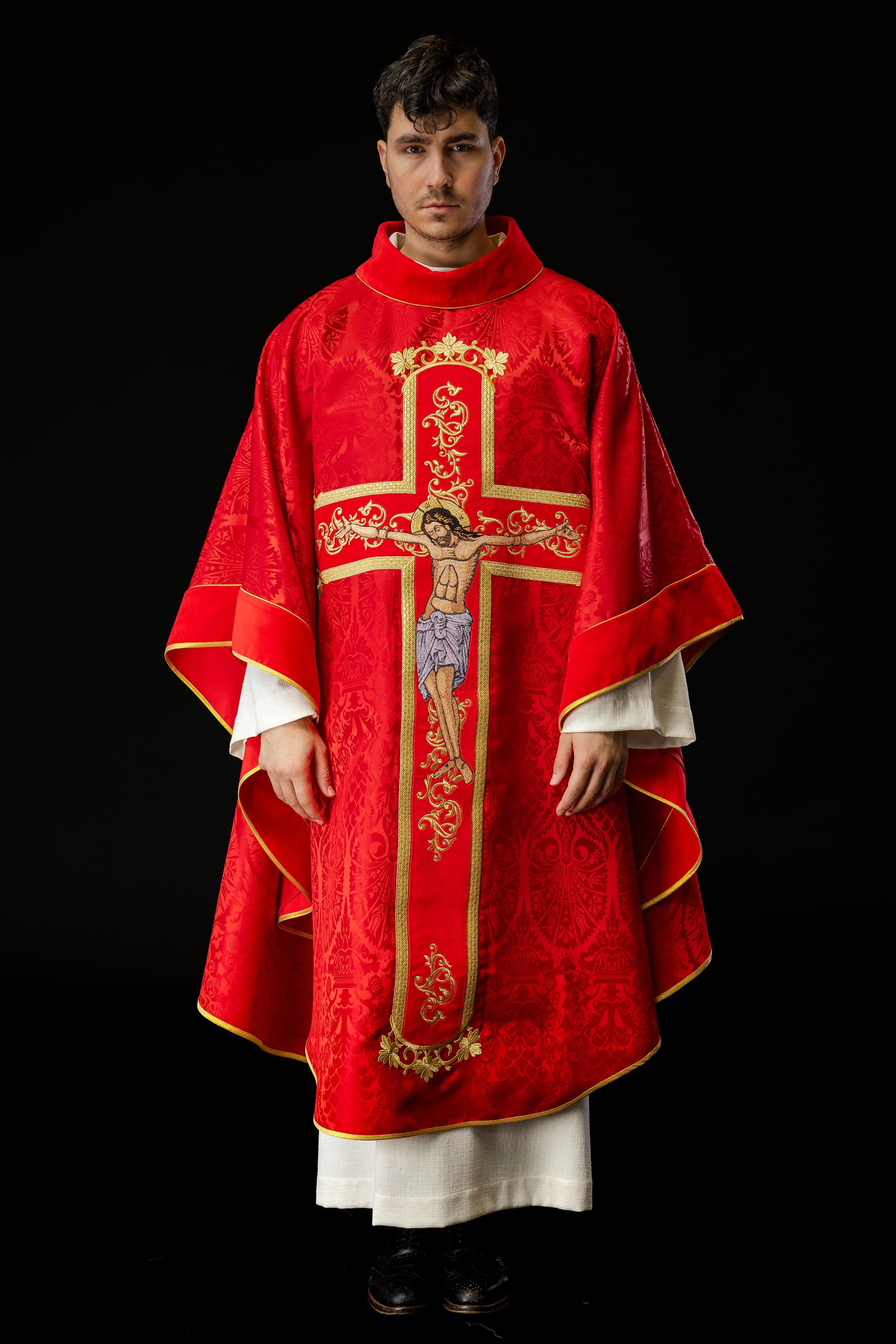 Chasuble rouge brodée du motif de Jésus-Christ