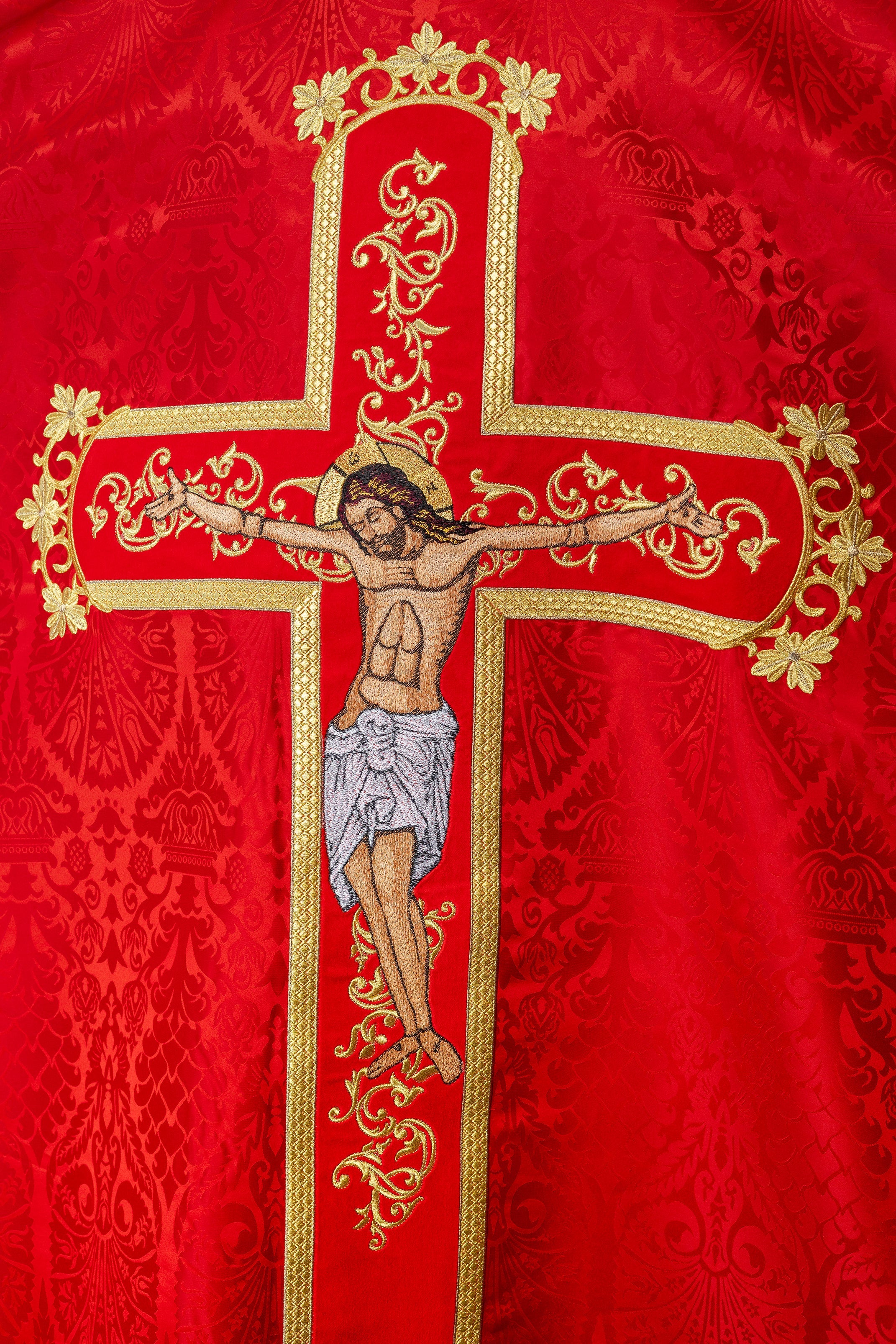 Chasuble rouge brodée du motif de Jésus-Christ