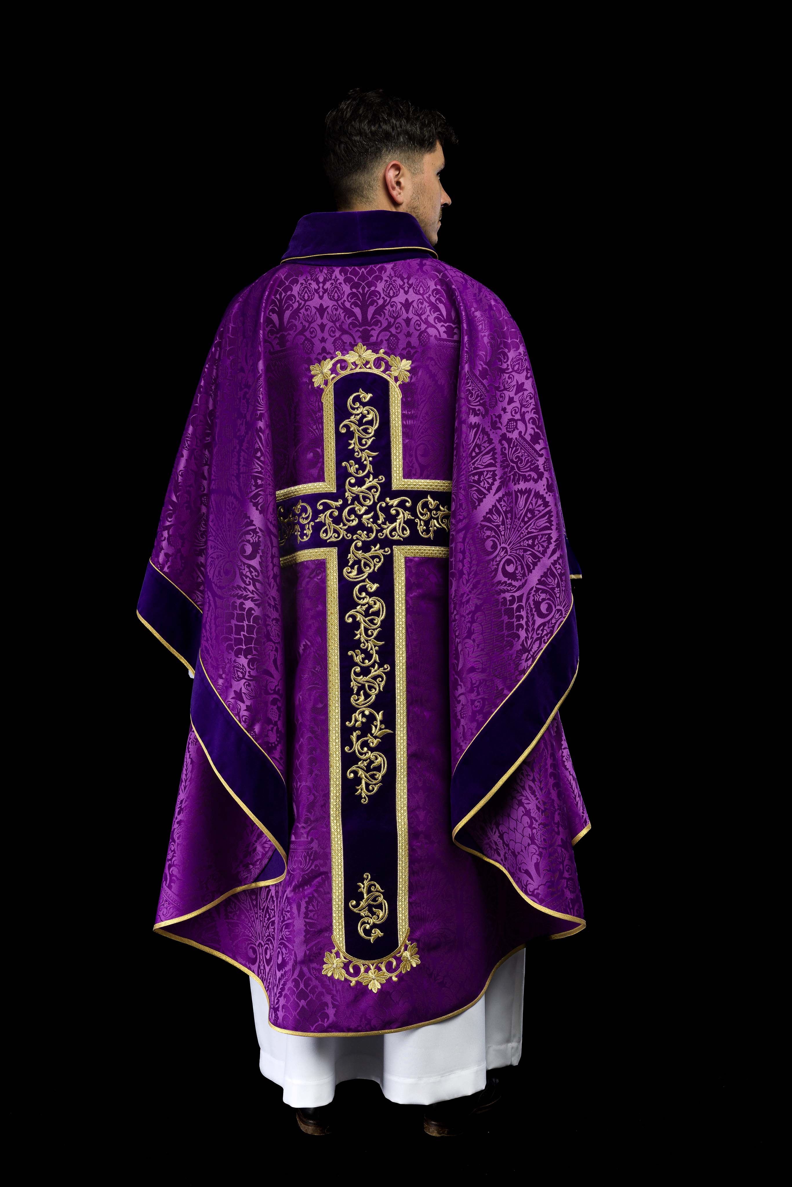 Chasuble violette brodée du motif de Jésus-Christ