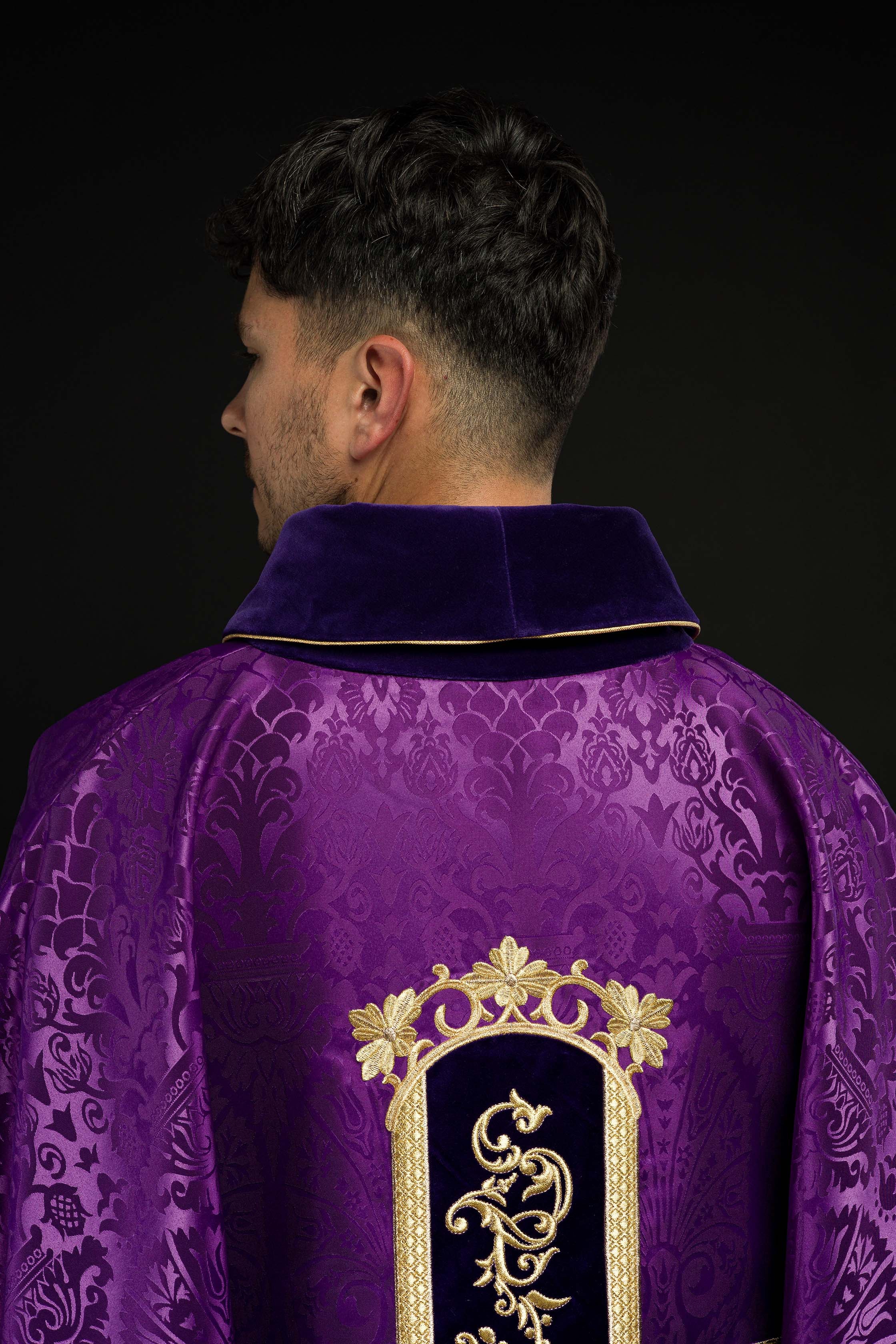Chasuble violette brodée du motif de Jésus-Christ