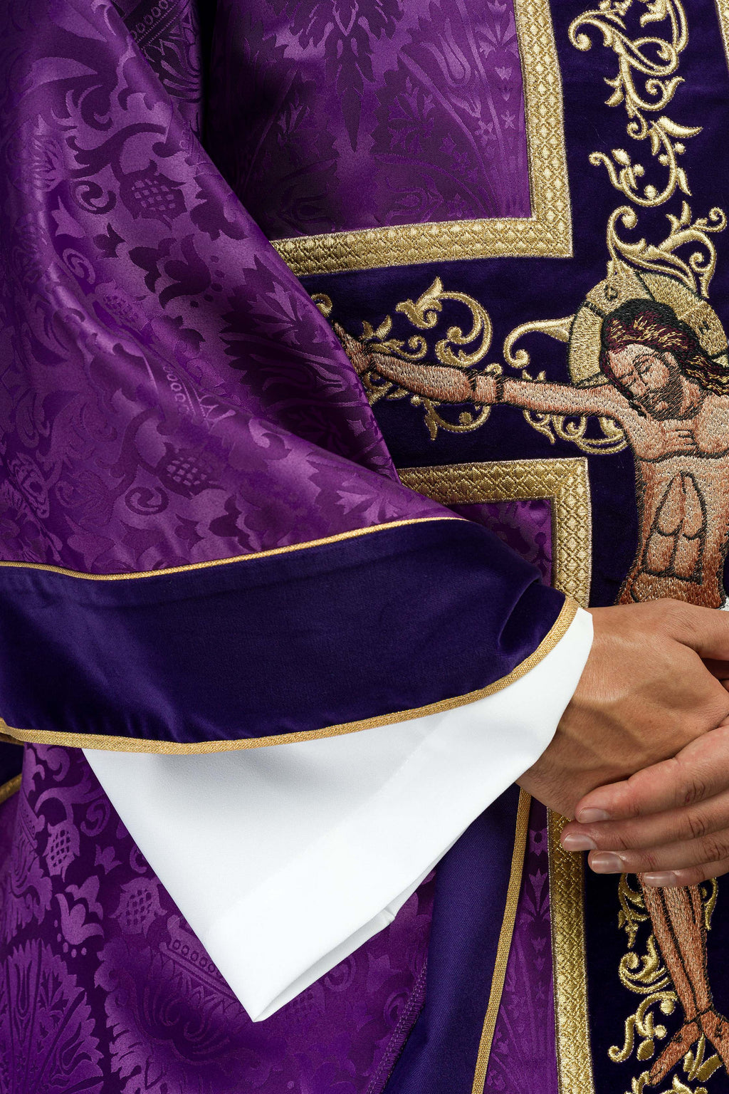 Chasuble violette brodée du motif de Jésus-Christ
