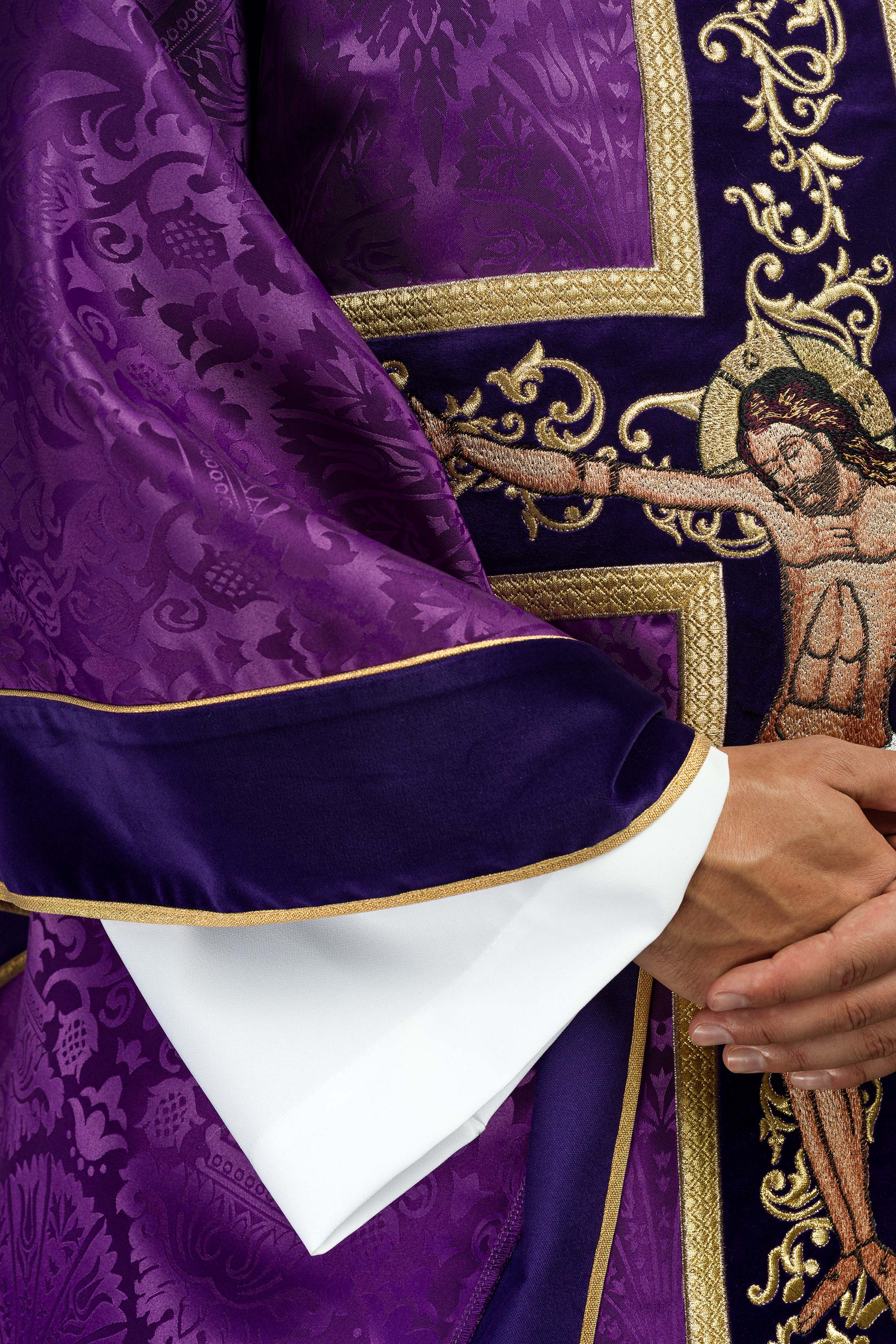 Chasuble violette brodée du motif de Jésus-Christ