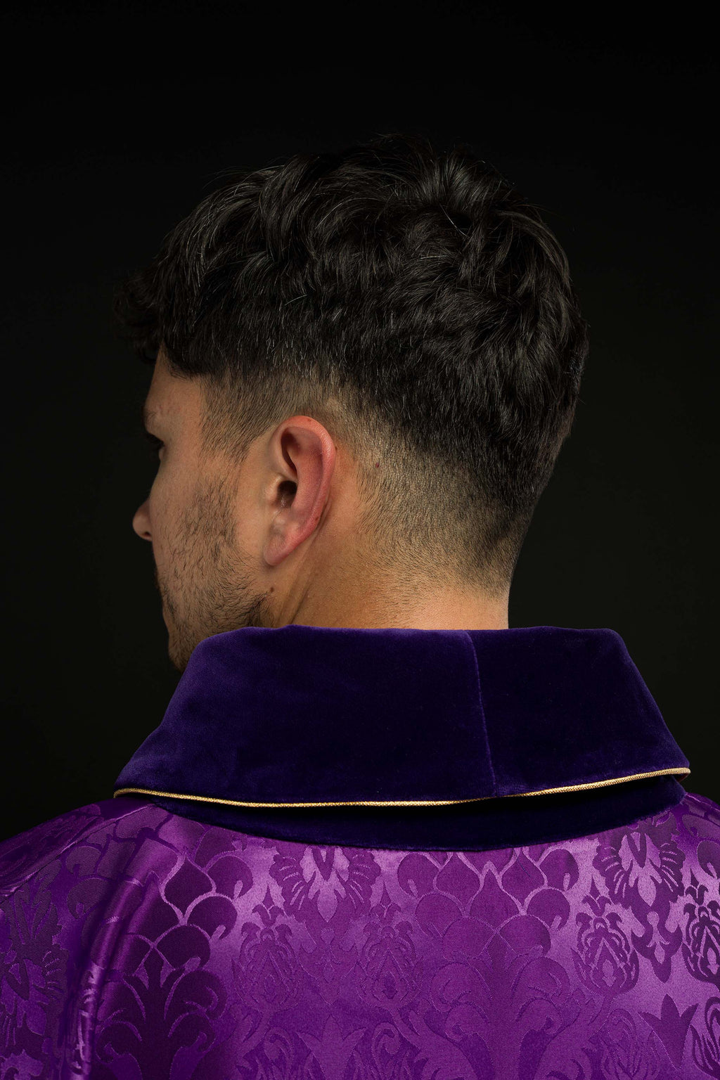 Chasuble violette brodée du motif de Jésus-Christ