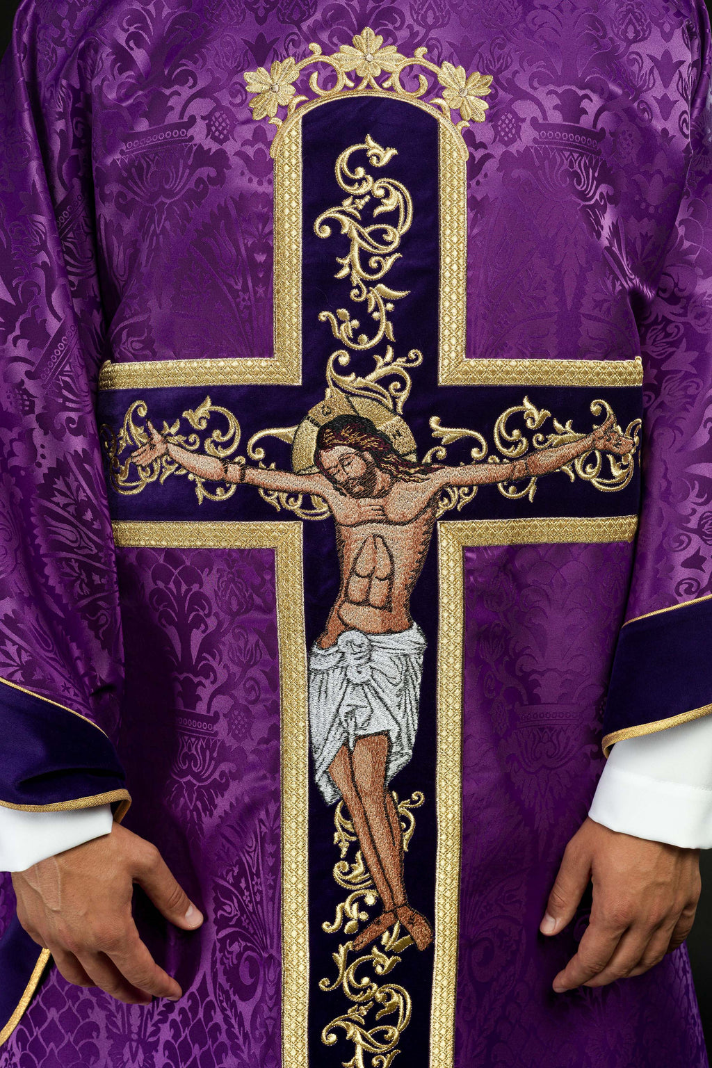 Chasuble violette brodée du motif de Jésus-Christ