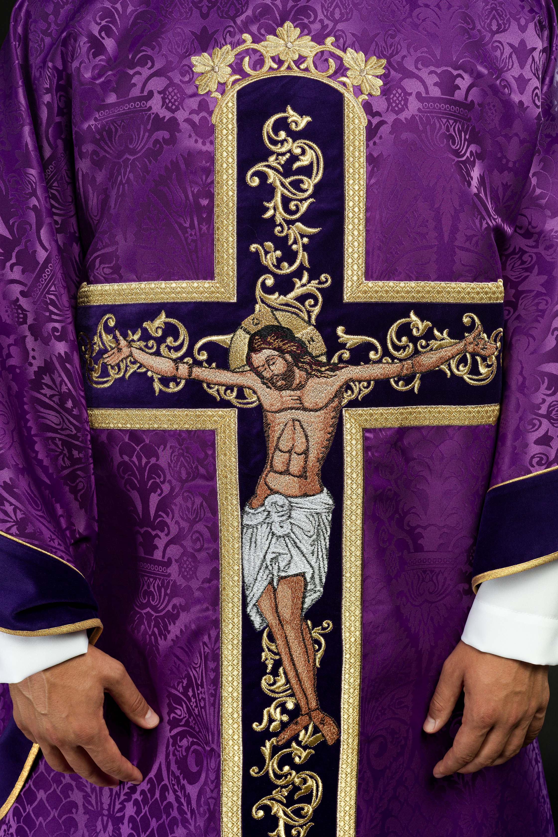 Chasuble violette brodée du motif de Jésus-Christ