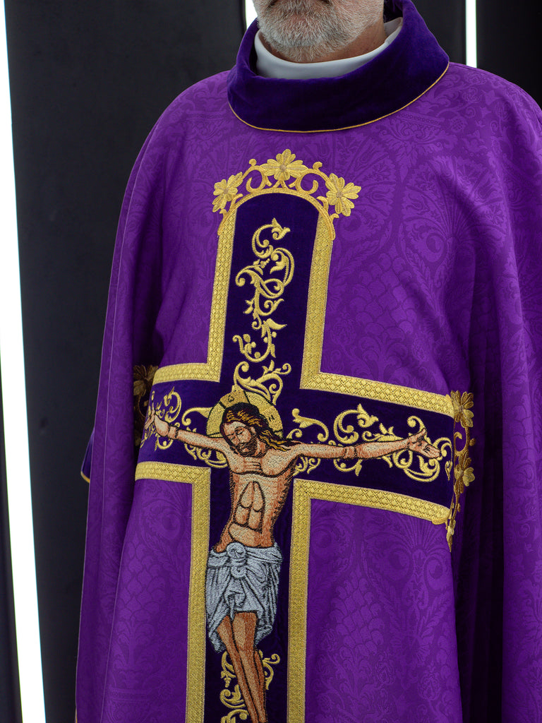 Chasuble violette brodée du motif de Jésus-Christ