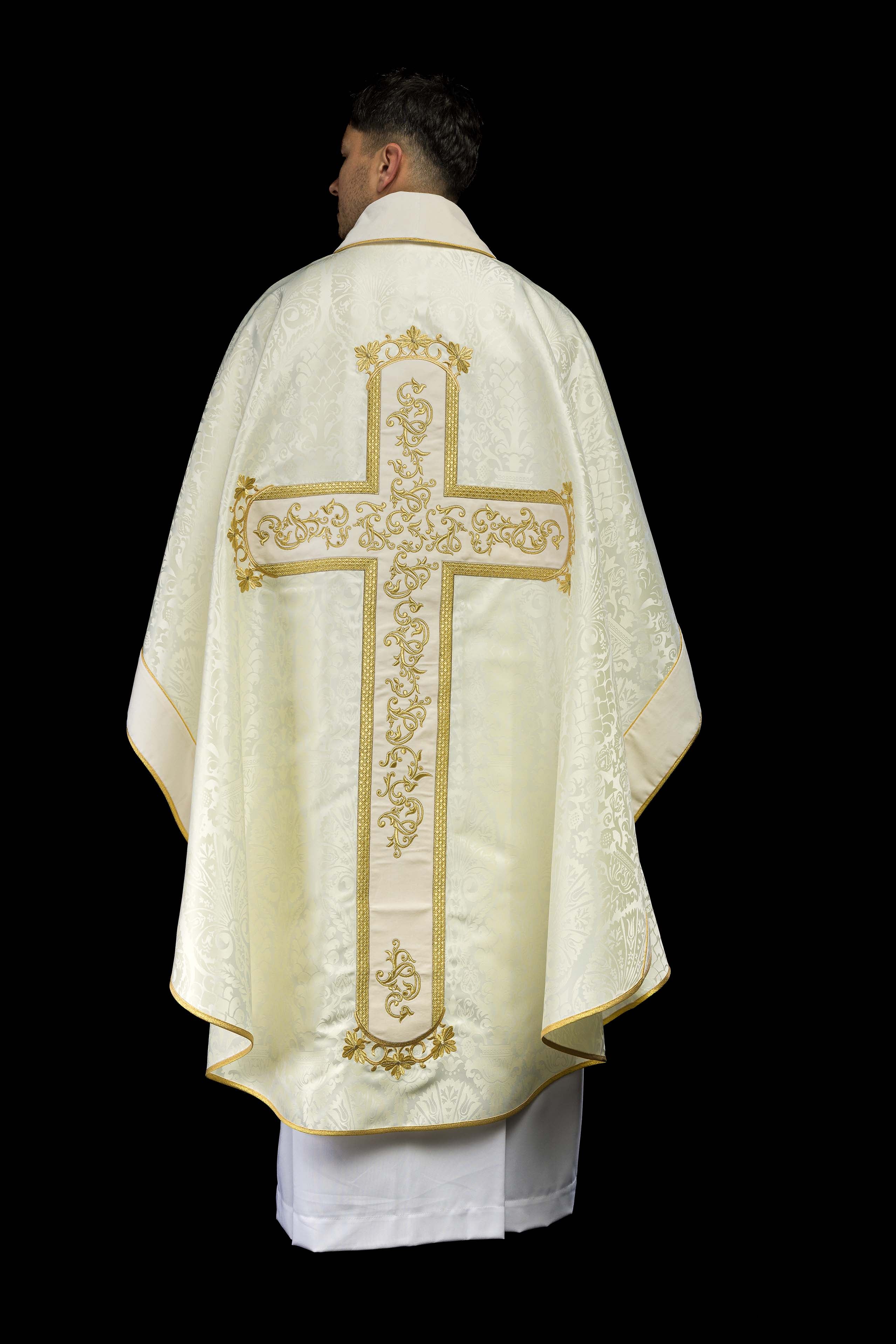 Chasuble avec l'image de Jésus-Christ en croix en écru