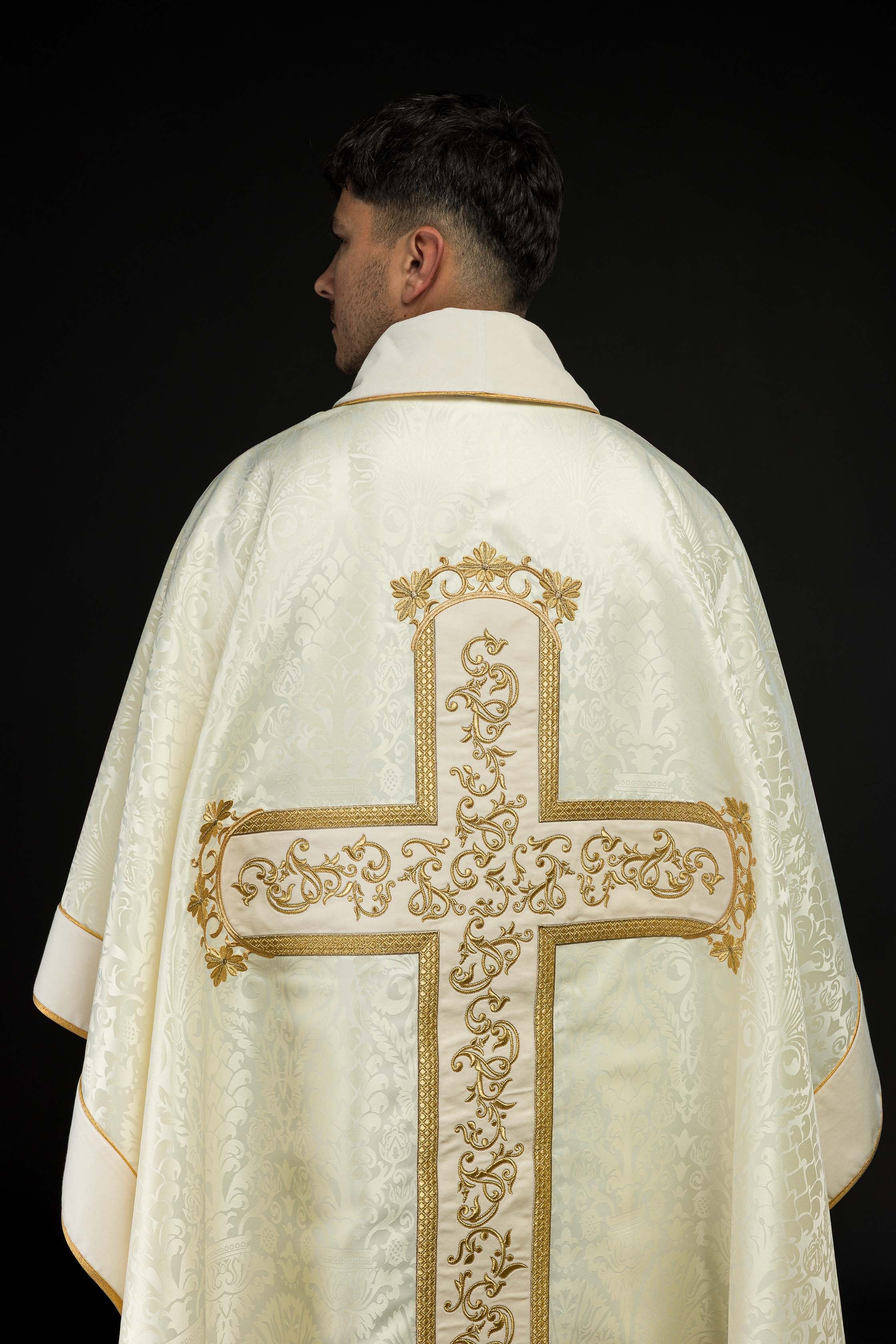 Chasuble avec l'image de Jésus-Christ en croix en écru