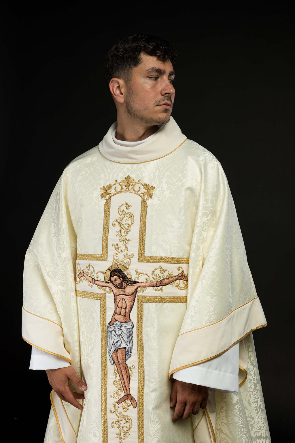Chasuble avec l'image de Jésus-Christ en croix en écru
