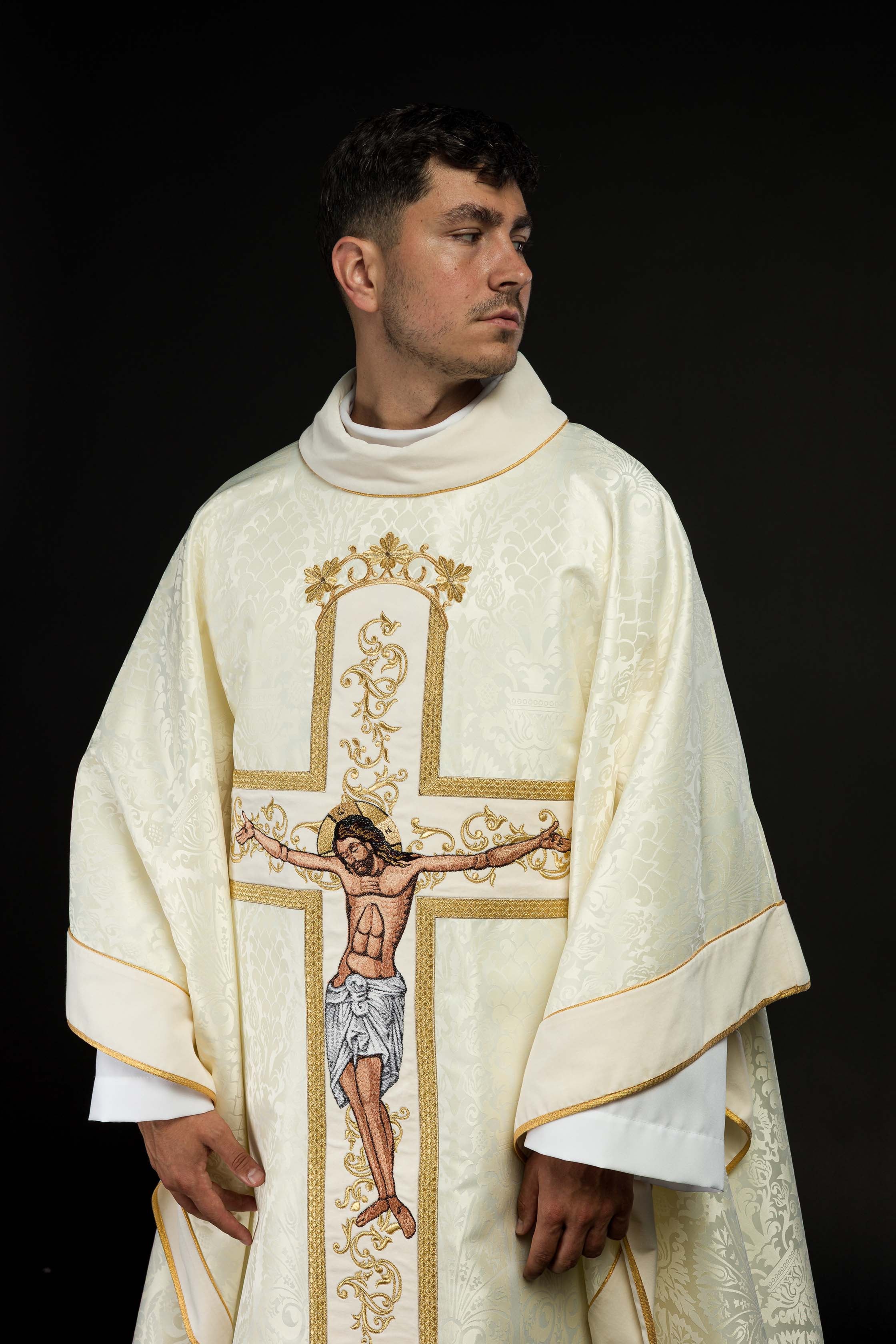 Chasuble avec l'image de Jésus-Christ en croix en écru