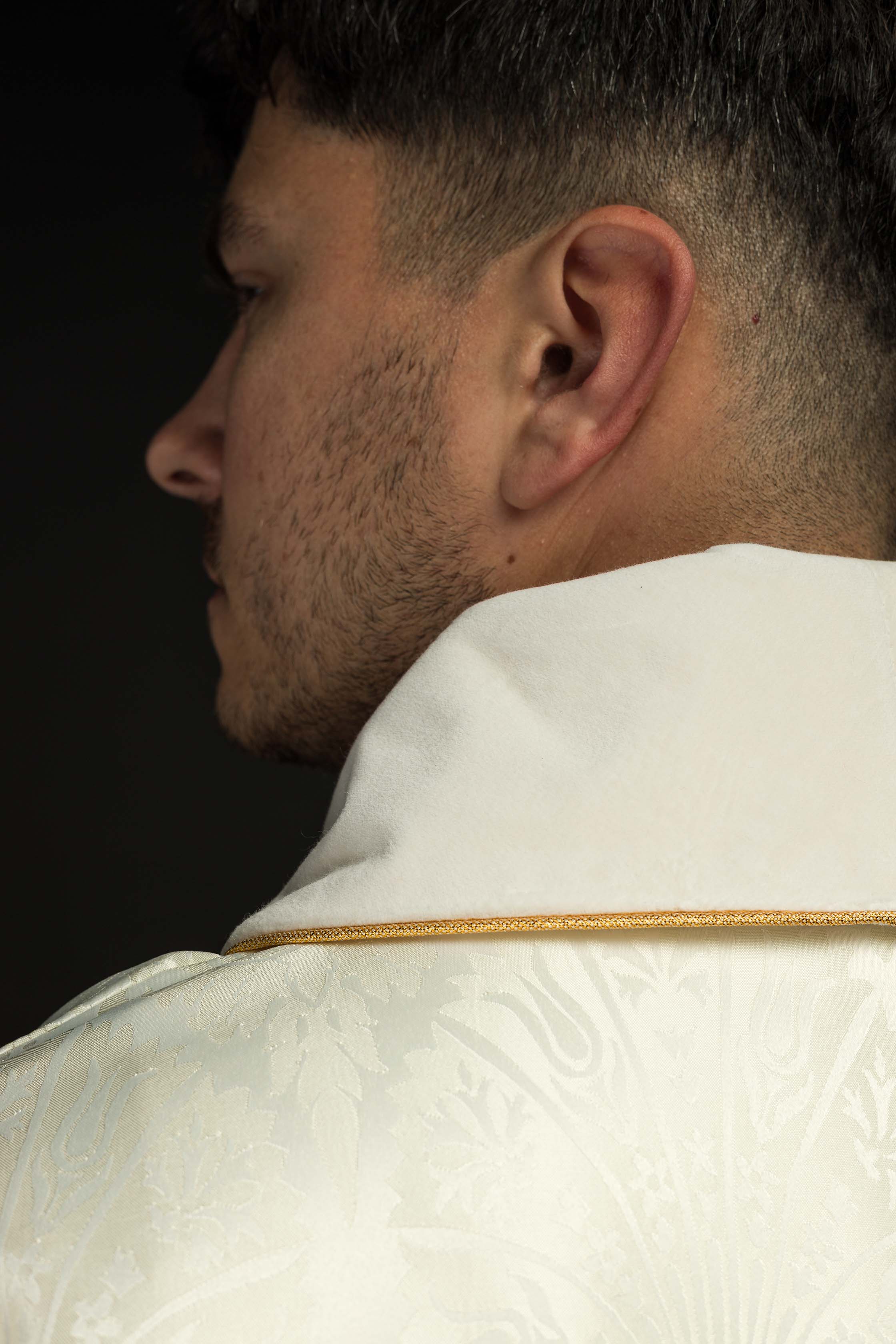 Chasuble avec l'image de Jésus-Christ en croix en écru