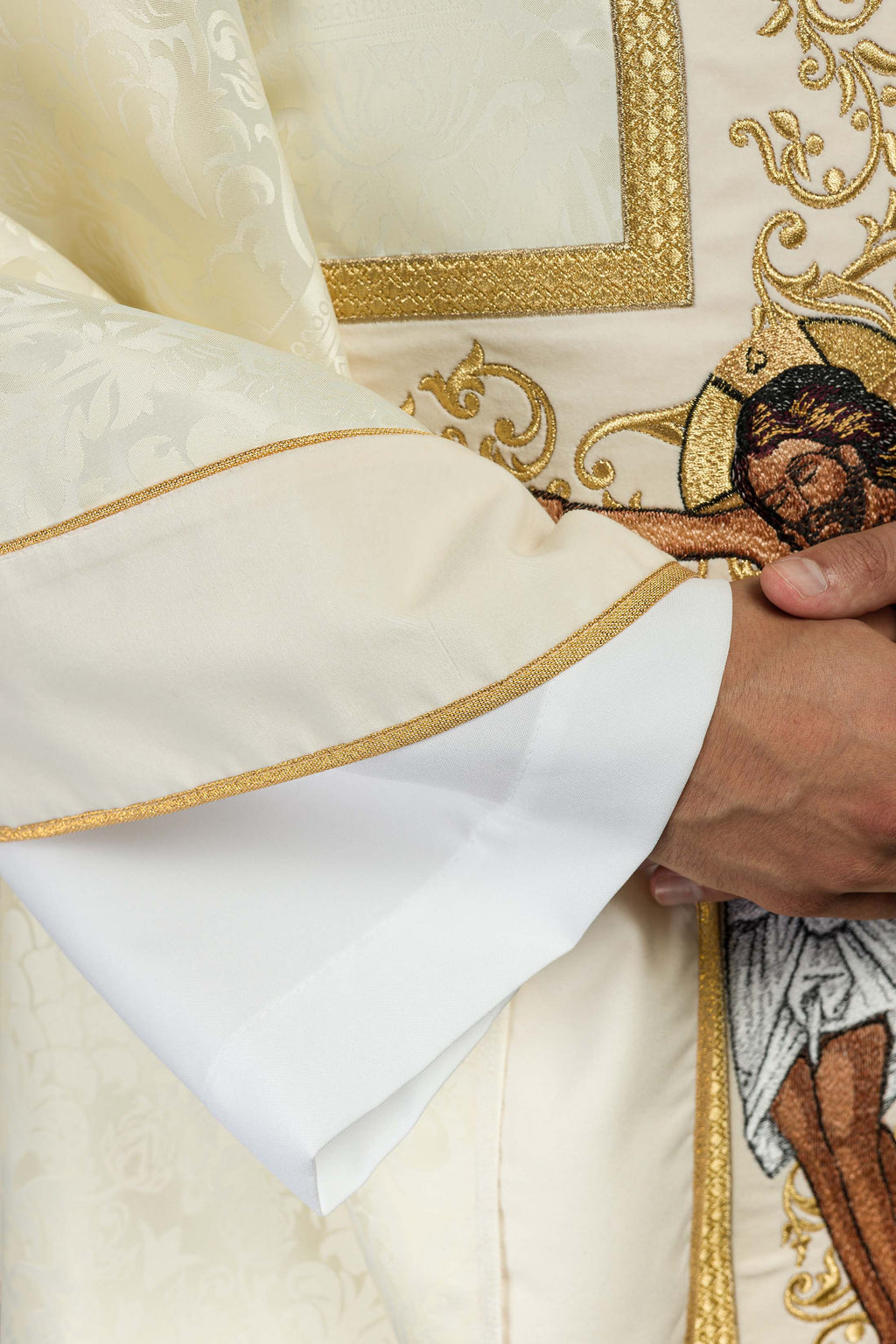 Chasuble avec l'image de Jésus-Christ en croix en écru