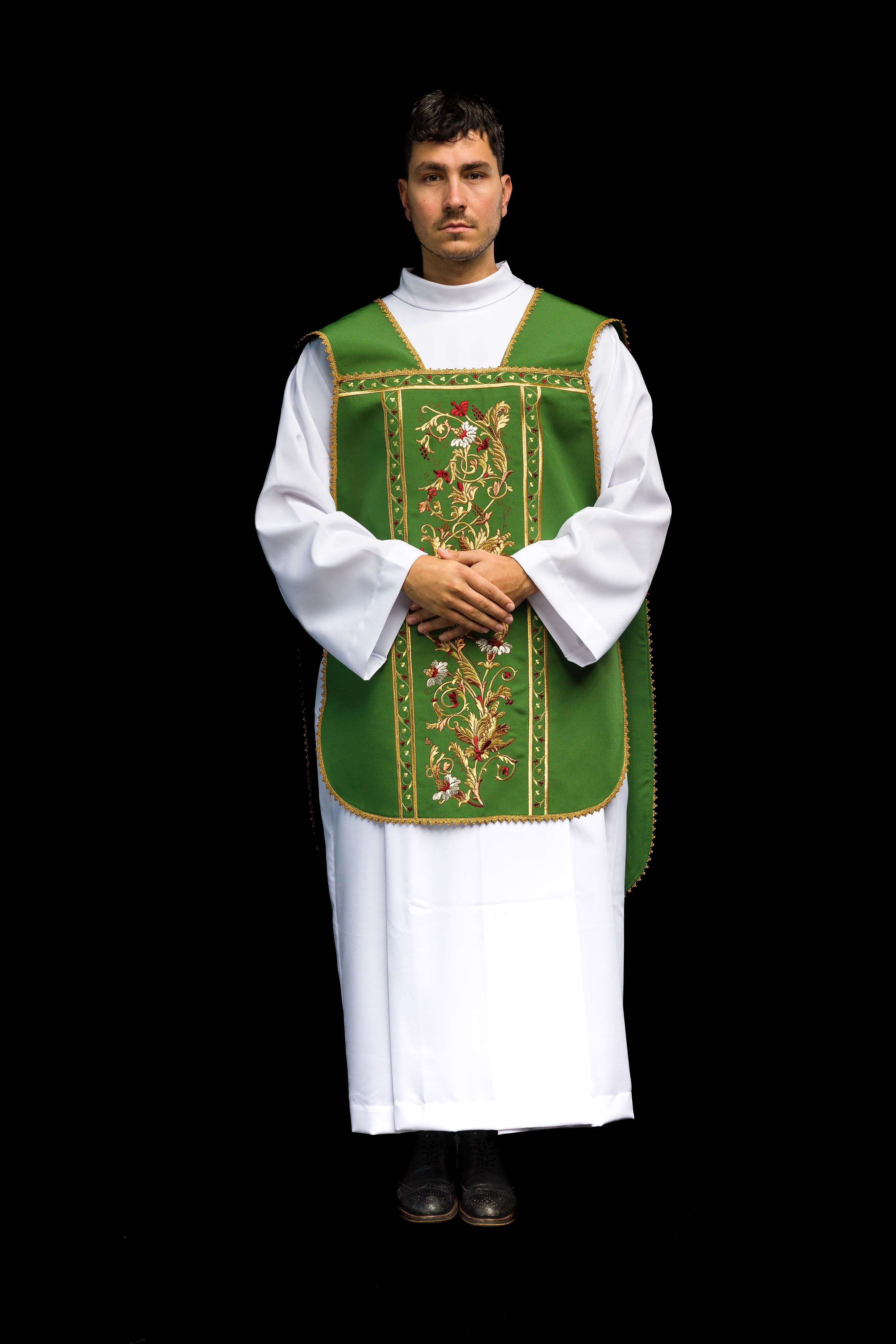 Chasuble romaine verte brodée d'un motif IHS