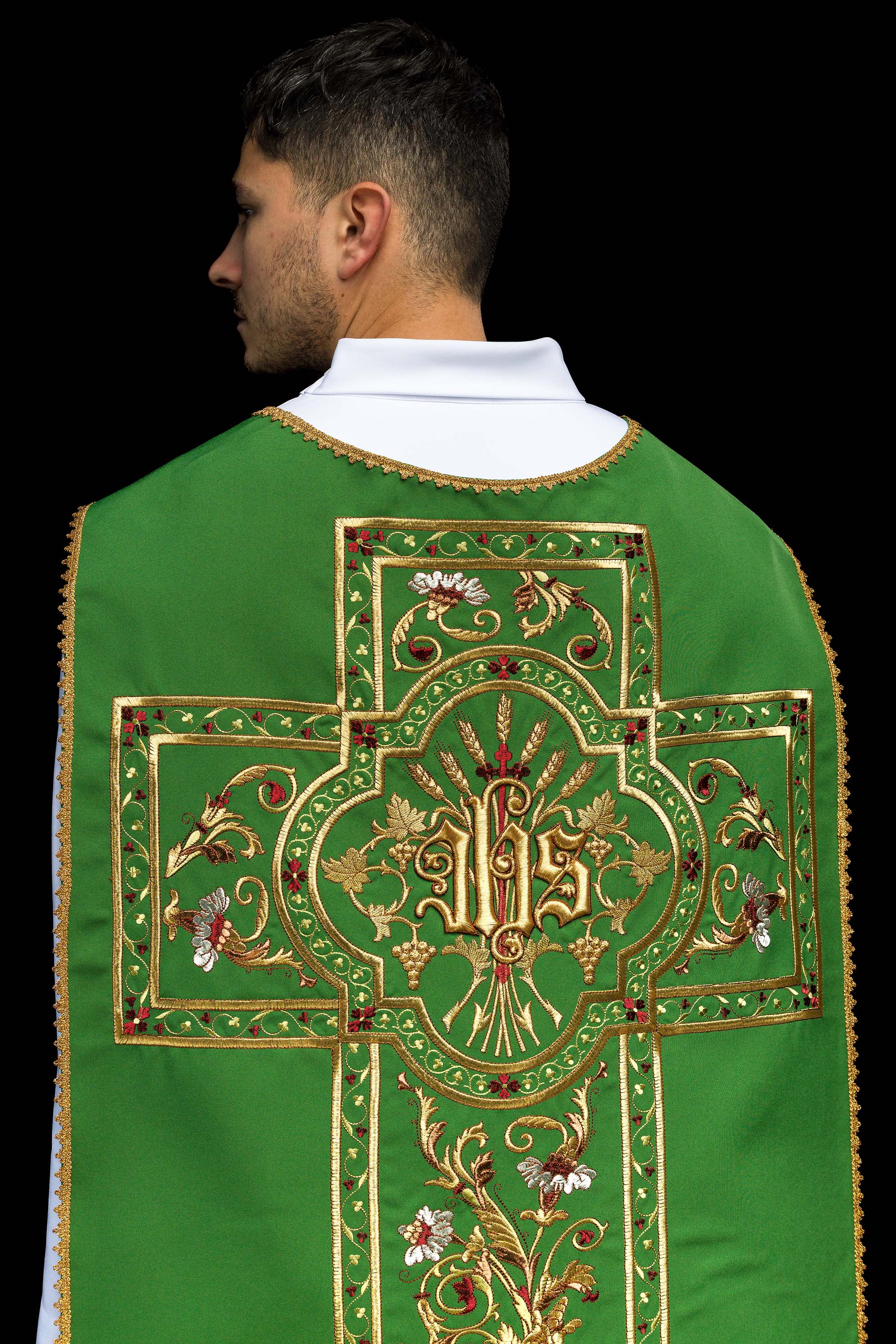 Chasuble romaine verte brodée d'un motif IHS