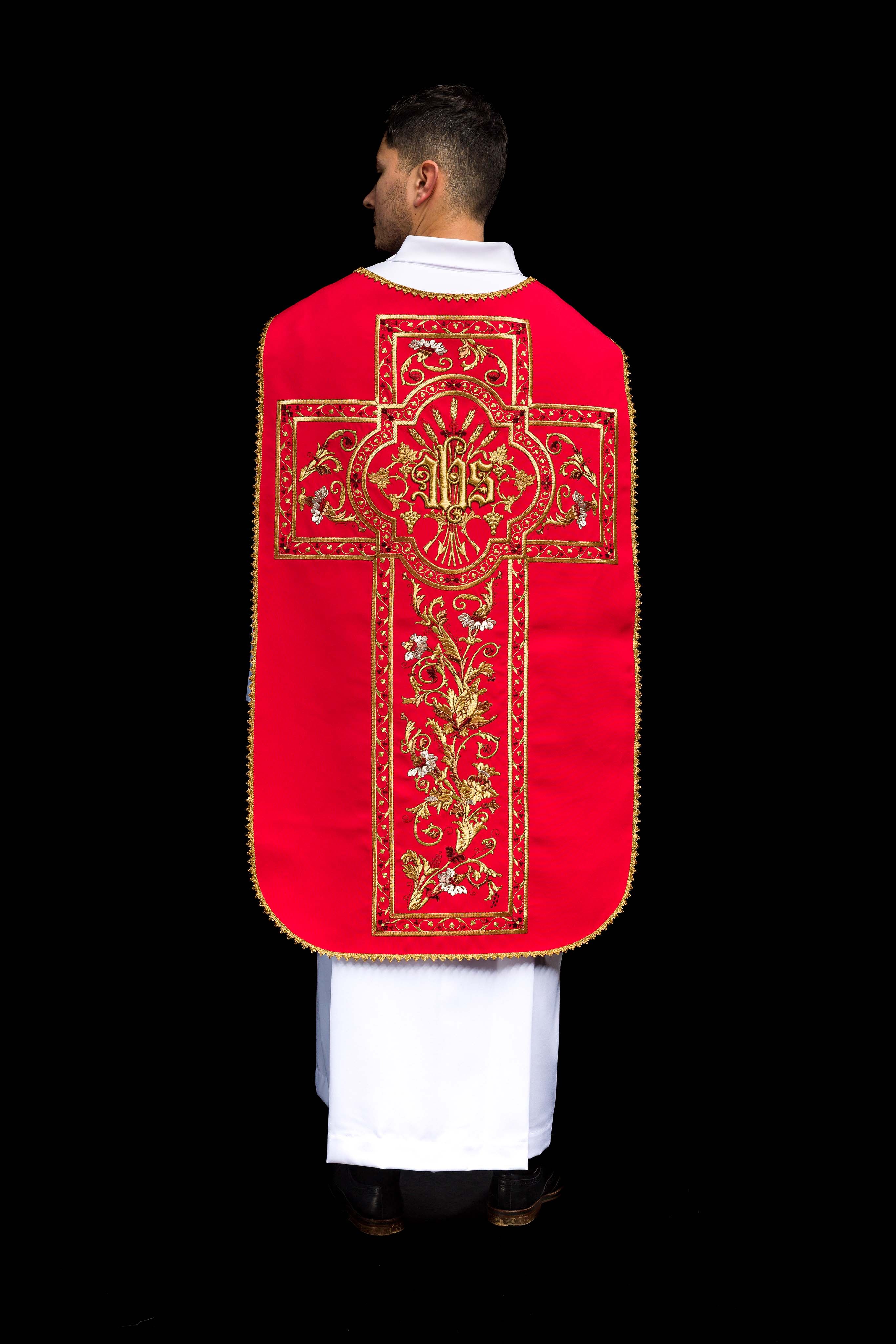 Chasuble romaine rouge brodée d'un motif IHS