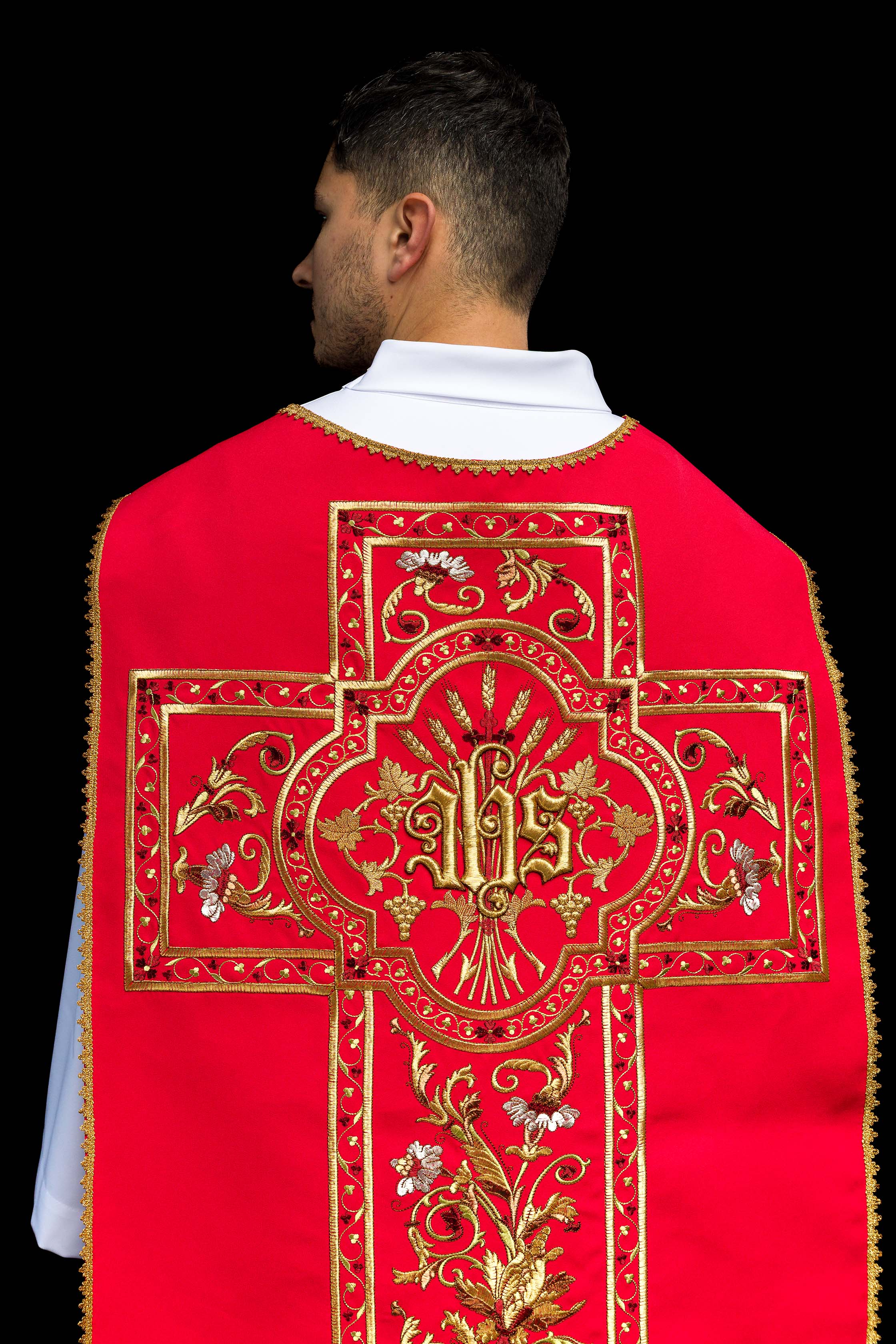 Chasuble romaine rouge brodée d'un motif IHS