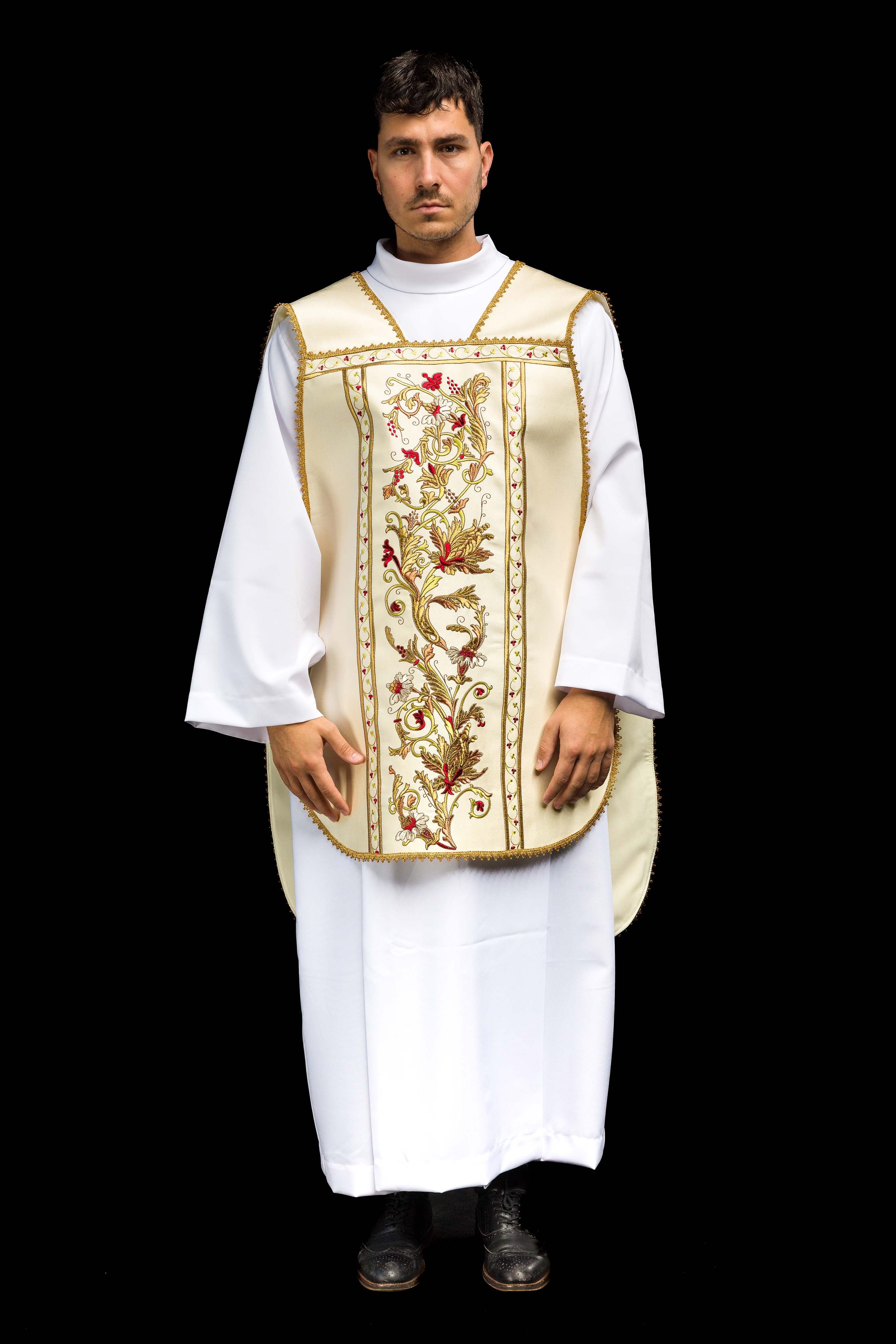 Chasuble romaine brodée d'un motif IHS
