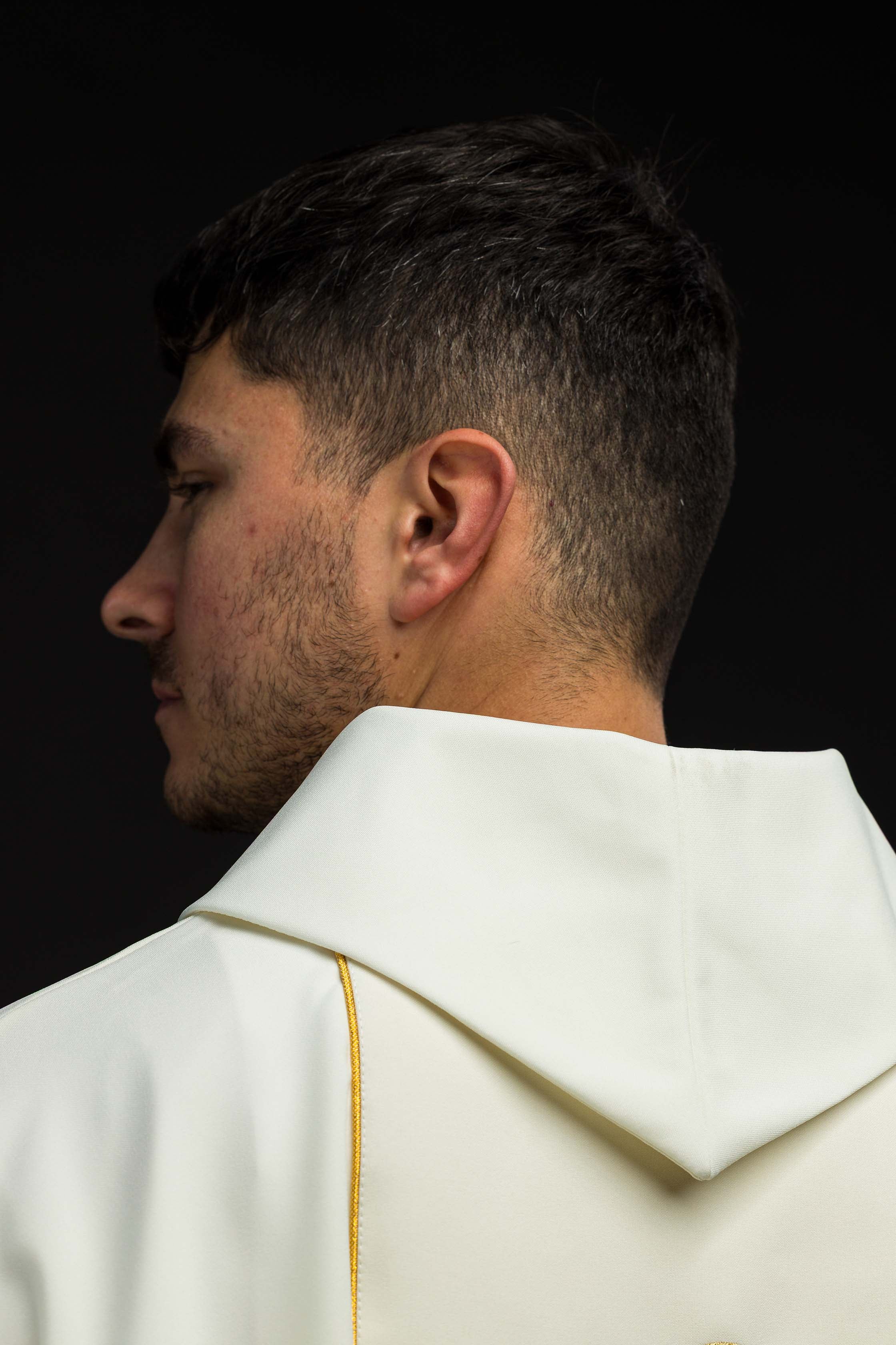 Chasuble élégante en écru avec l'image de Jésus le Bon Pasteur