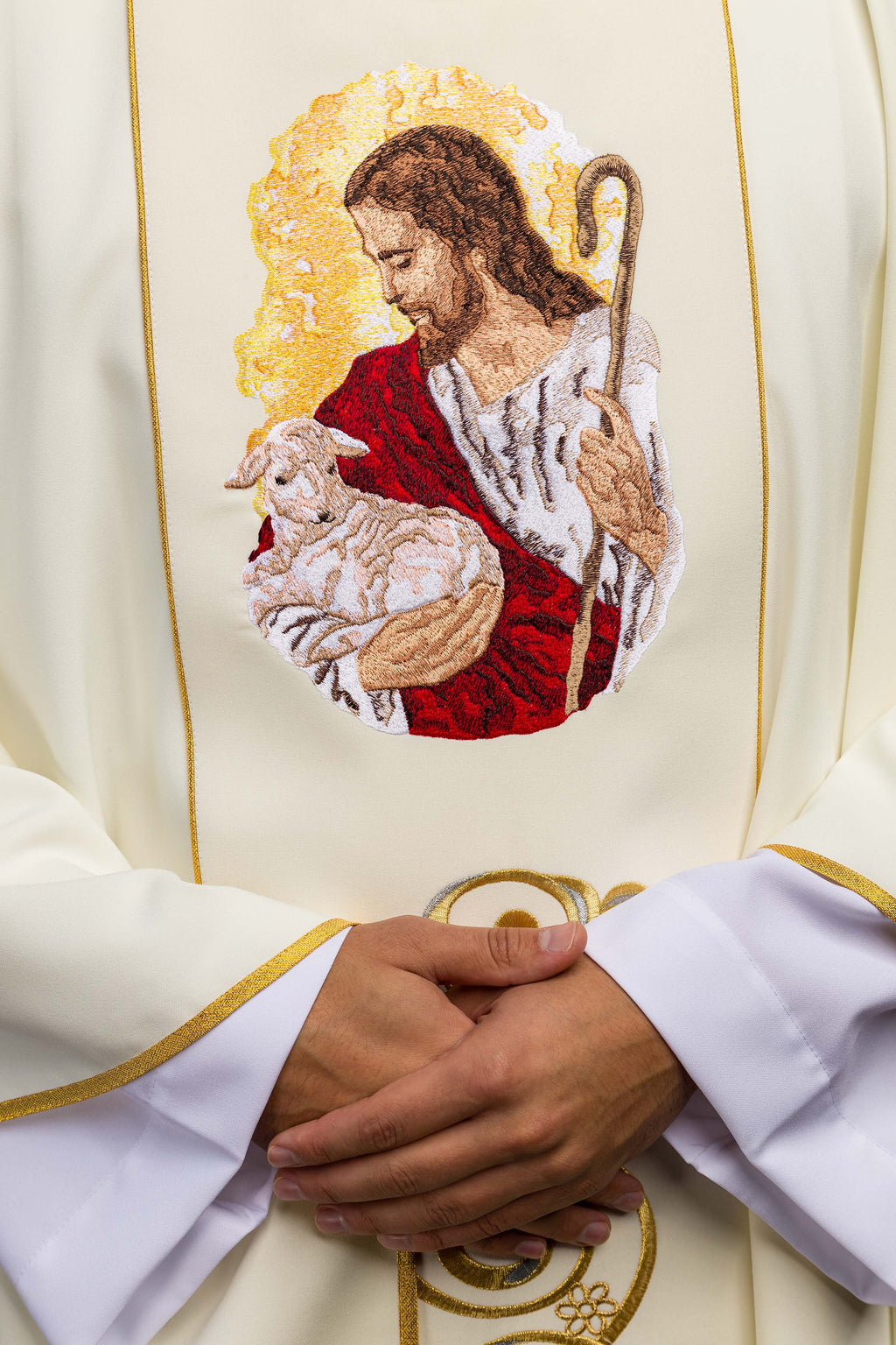 Chasuble élégante en écru avec l'image de Jésus le Bon Pasteur