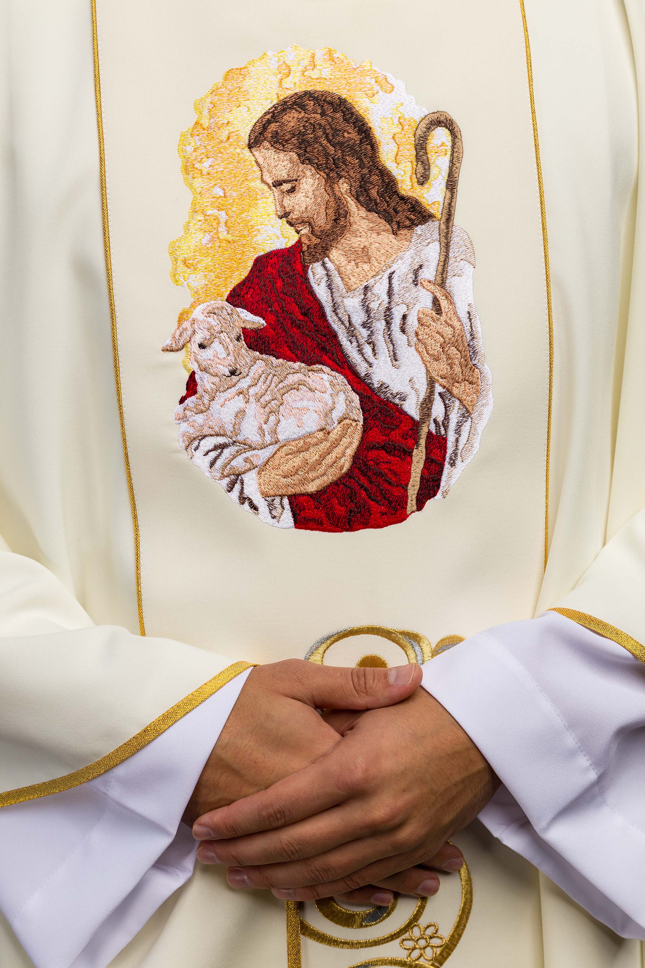 Chasuble élégante en écru avec l'image de Jésus le Bon Pasteur