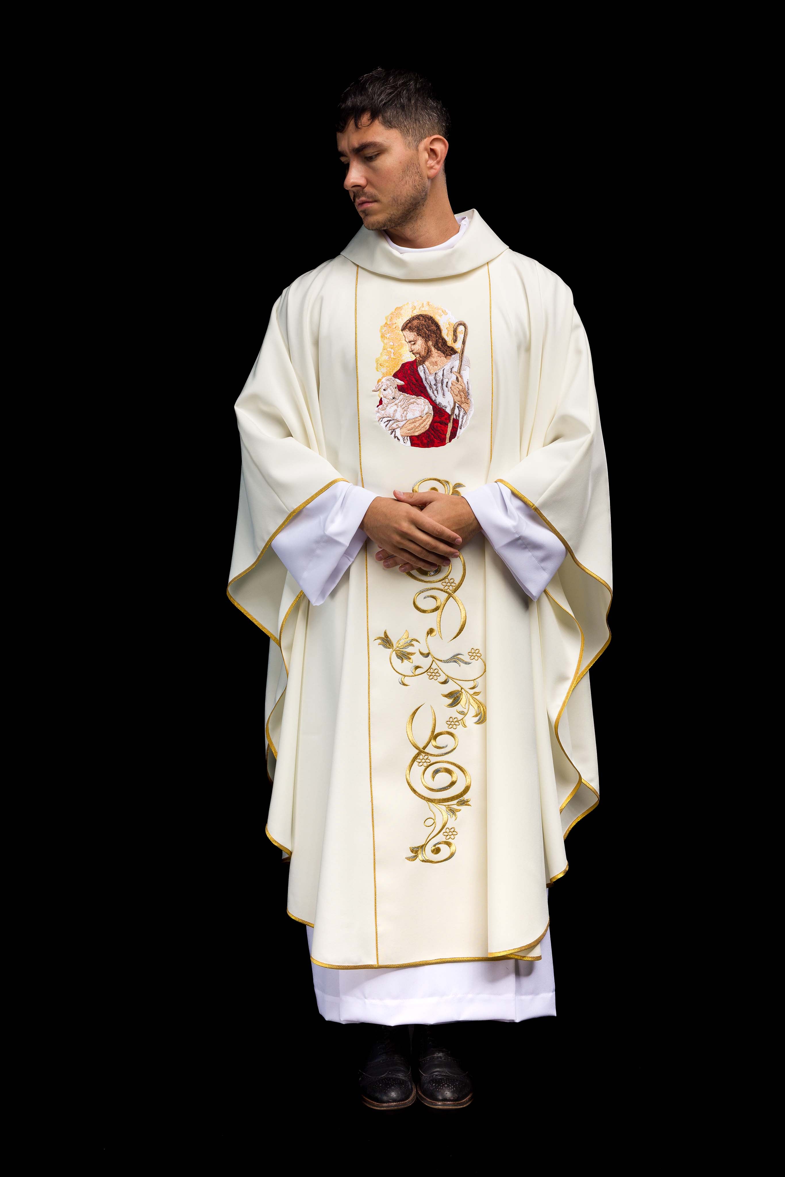 Chasuble élégante en écru avec l'image de Jésus le Bon Pasteur