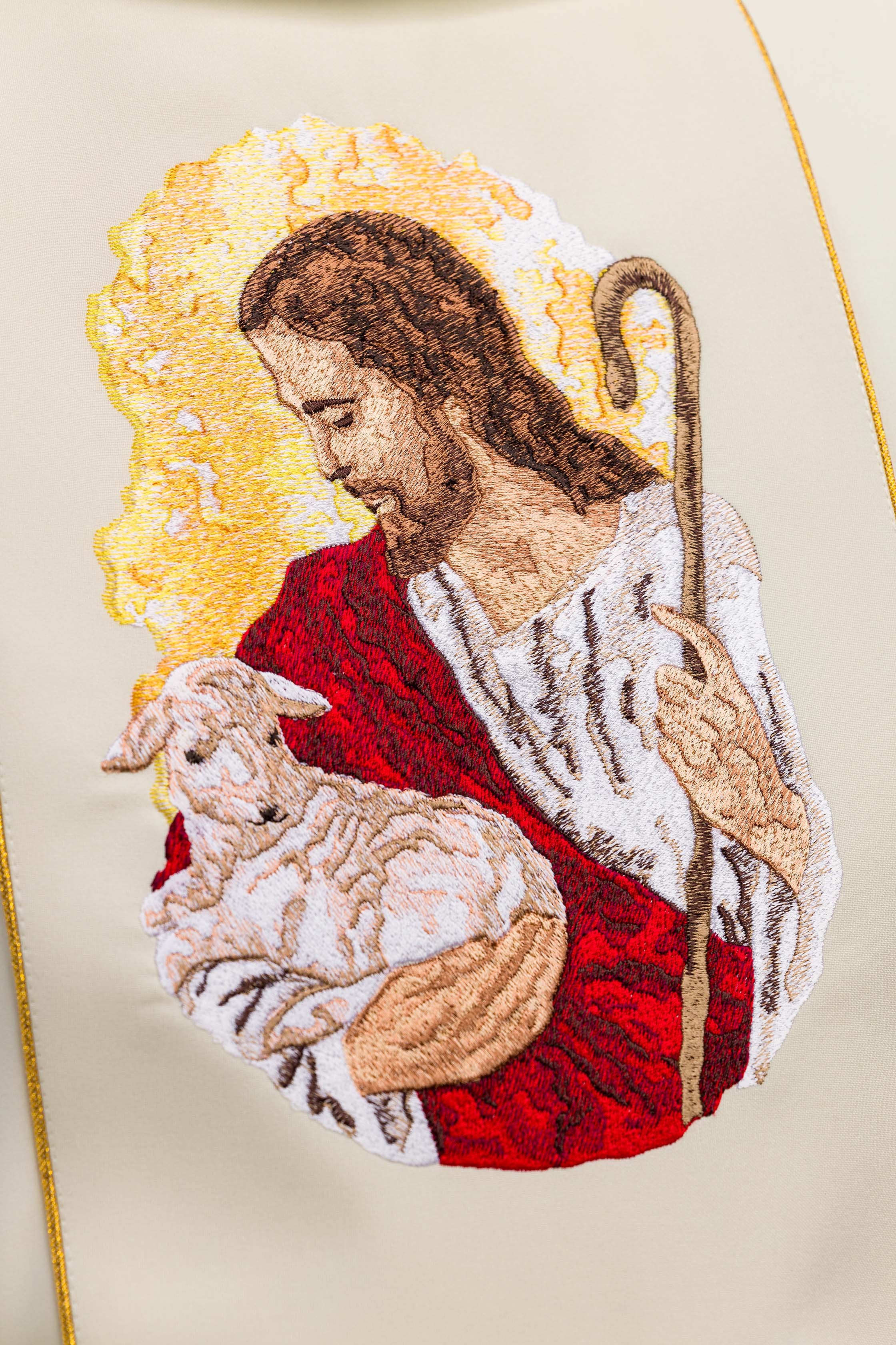 Chasuble élégante en écru avec l'image de Jésus le Bon Pasteur